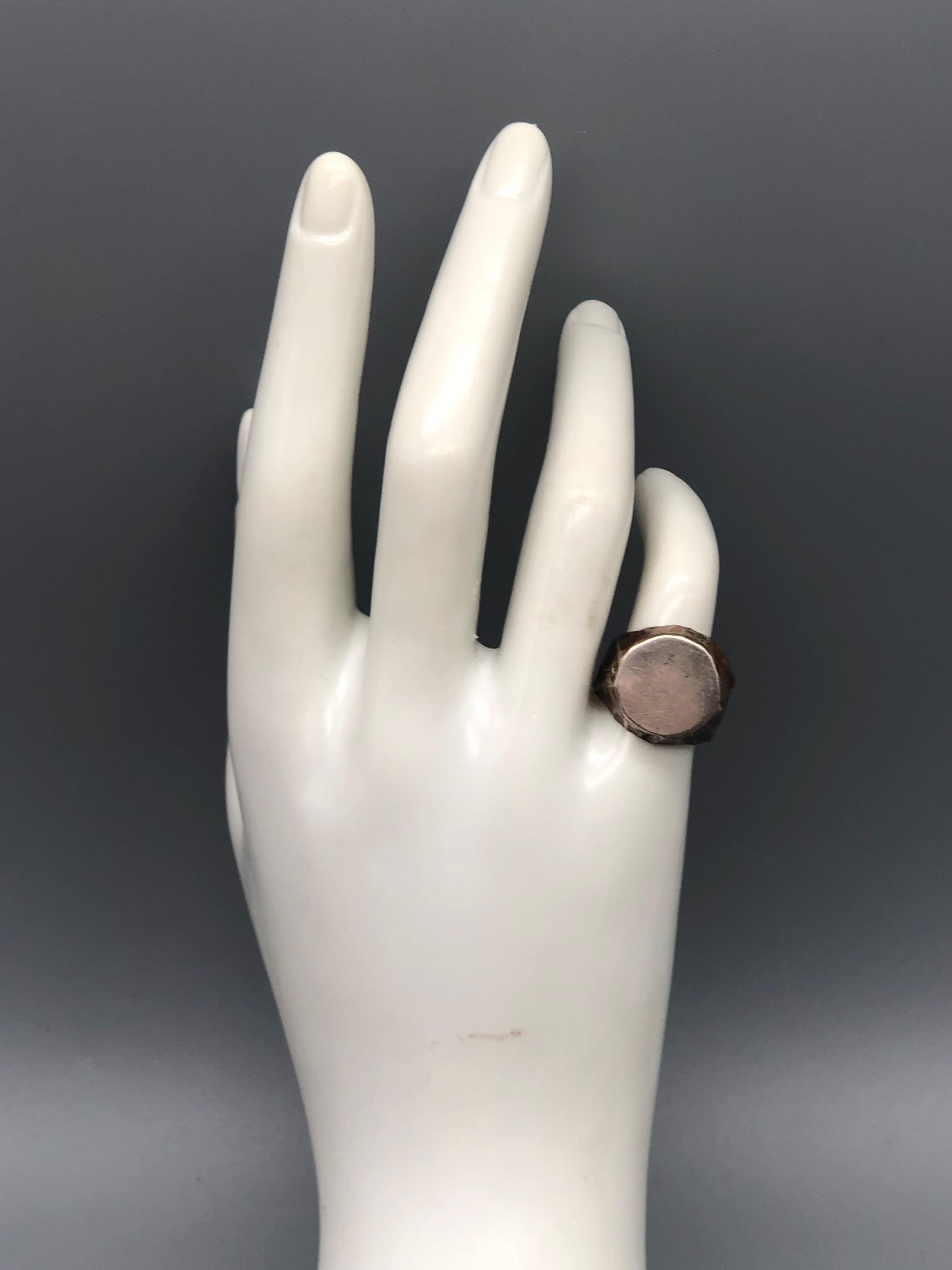 Marco Mangàni signet ring in oxidized sterling silver, smooth flat surface and solid volume, contemporary jewelry Crepundia Gioielli Bologna