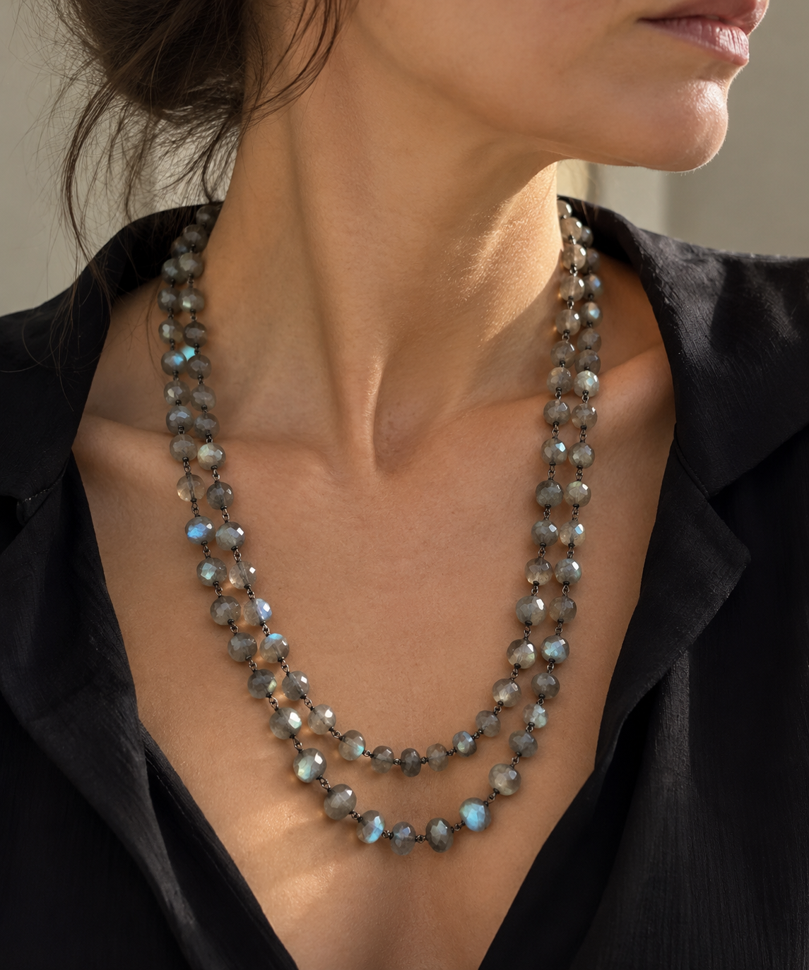 Collana Bold Labradorite con pietre naturali grigie sfaccettate e riflessi iridescenti. Bold Labradorite necklace with faceted grey gemstones and iridescent reflections.