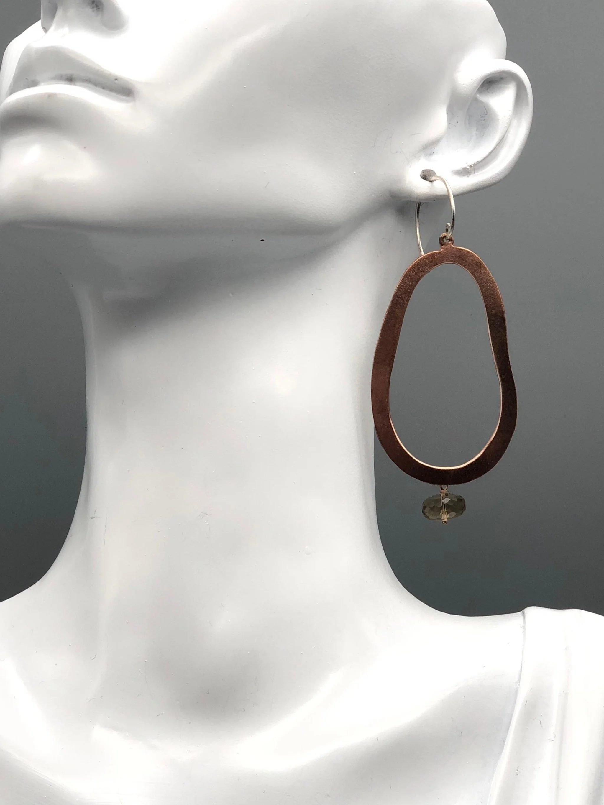 Orecchini Ellipse di Padma per Crepundia Gioielli Bologna in bronzo rosso con quarzo birra e monachelle in argento