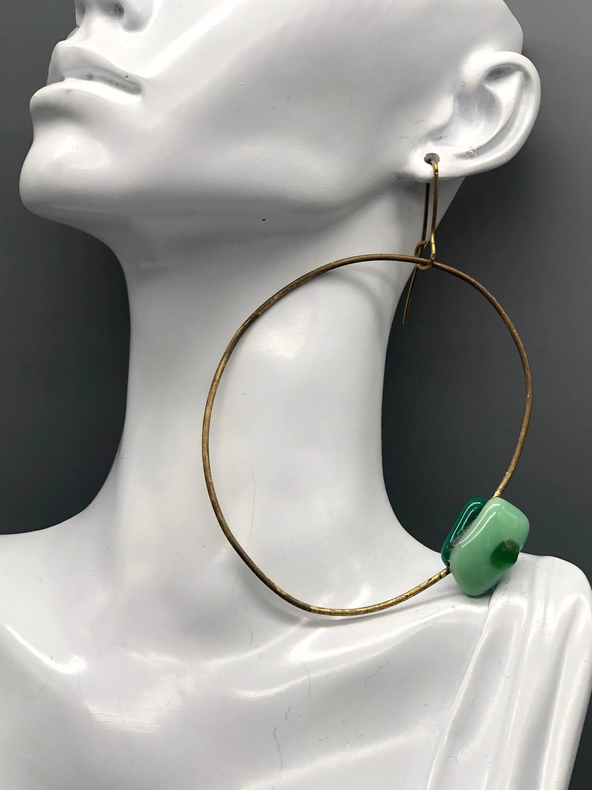Manumara Ancient Verde brass and Bullseye glass earrings for Crepundia Gioielli Bologna. / Orecchini Manumara Ancient Verde in ottone e vetro Bullseye per Crepundia Gioielli Bologna.
