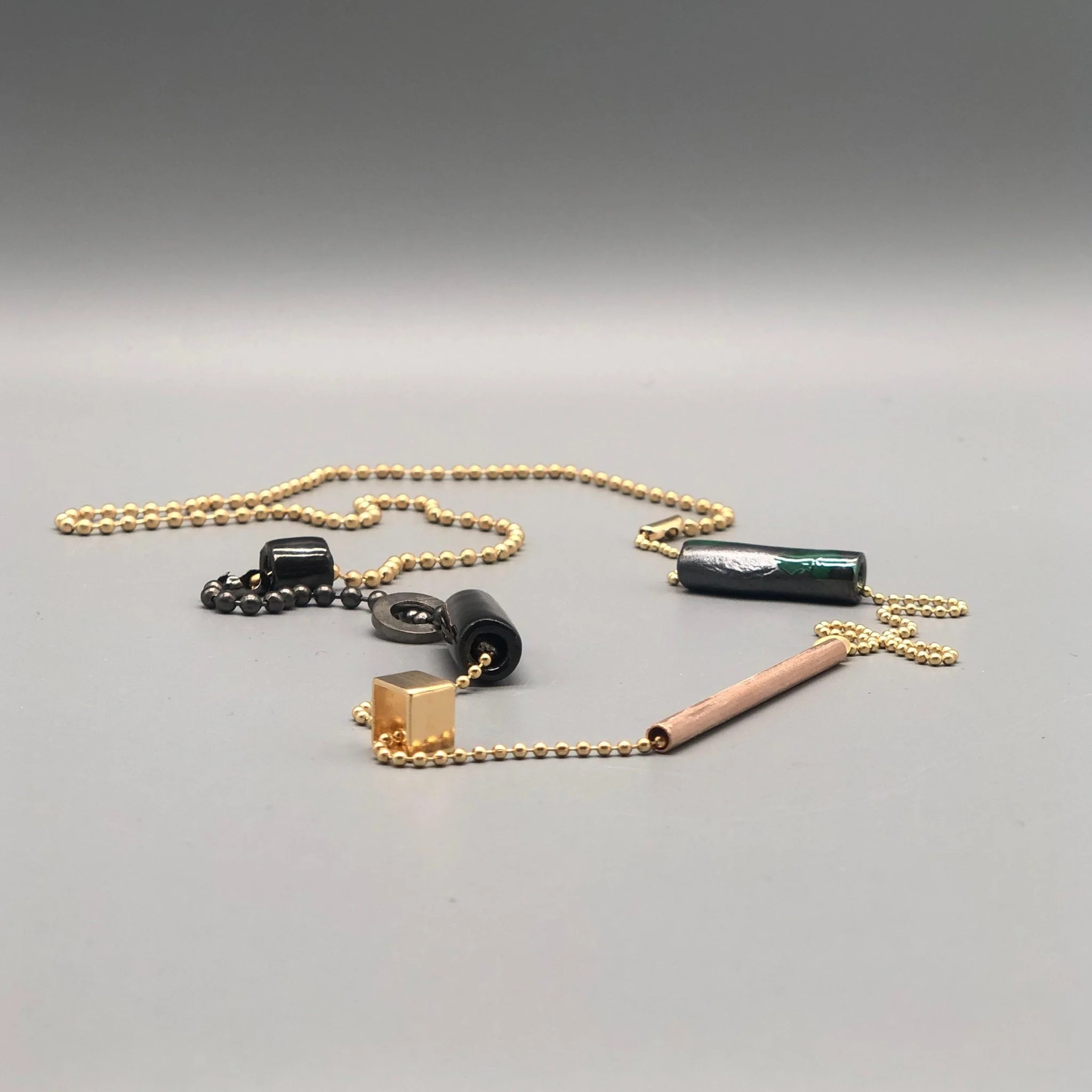 Collana, composizione modulare e variazioni cromatiche.
EL Gioielli — Crepundia Gioielli Bologna.

Necklace, modular composition and chromatic variations.
EL Gioielli — Crepundia Gioielli Bologna.