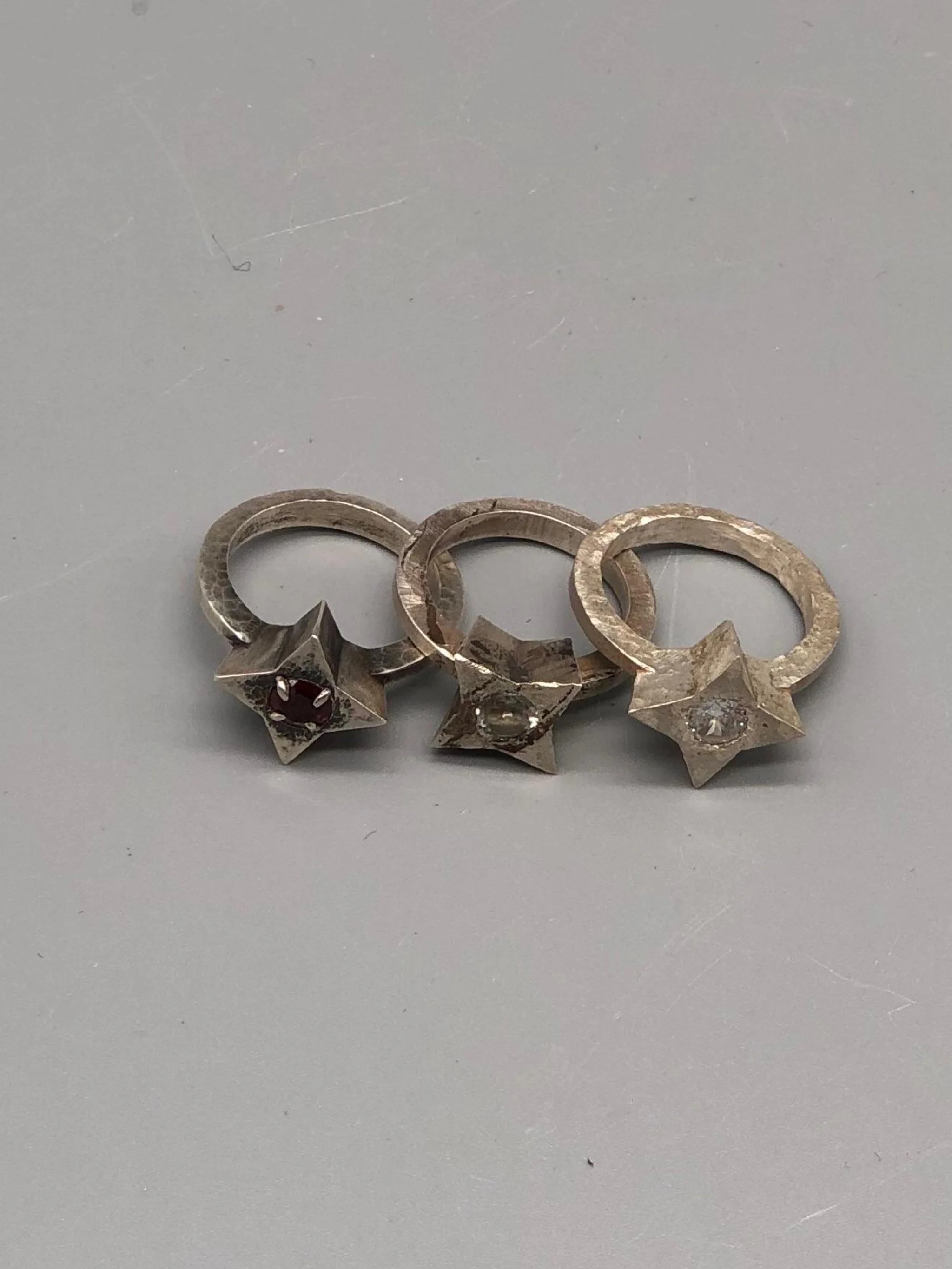 Contemporah Stars rings in sterling silver with faceted stones. Sculptural contemporary rings available at Crepundia Gioielli Bologna.