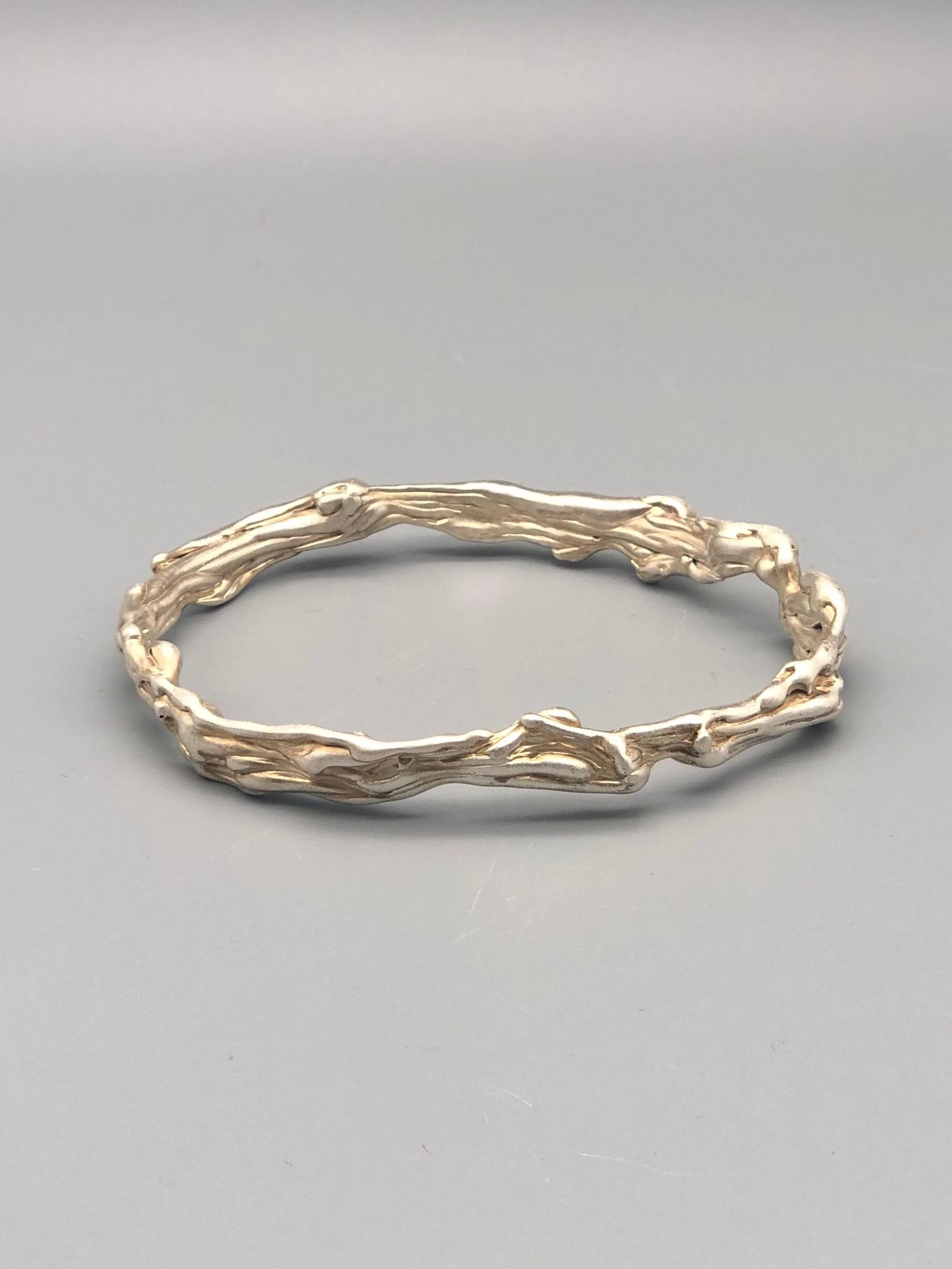Halo bracelet by Portas Jewels in 925 sterling silver with organic sculptural texture — Crepundia Gioielli Bologna
