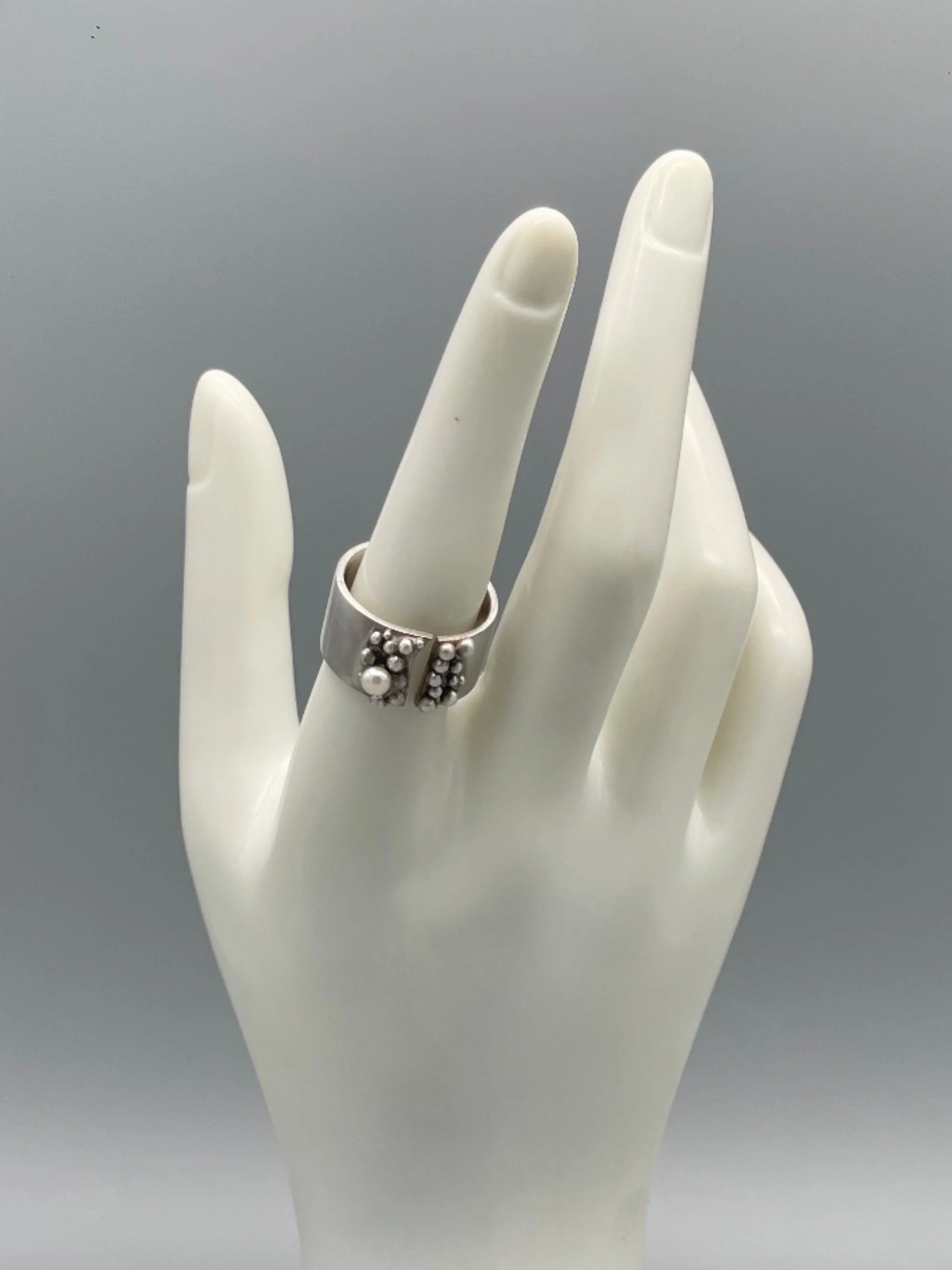 Liz Huberman Pétalos ring in sterling silver with freshwater pearl, Crepundia Gioielli Bologna