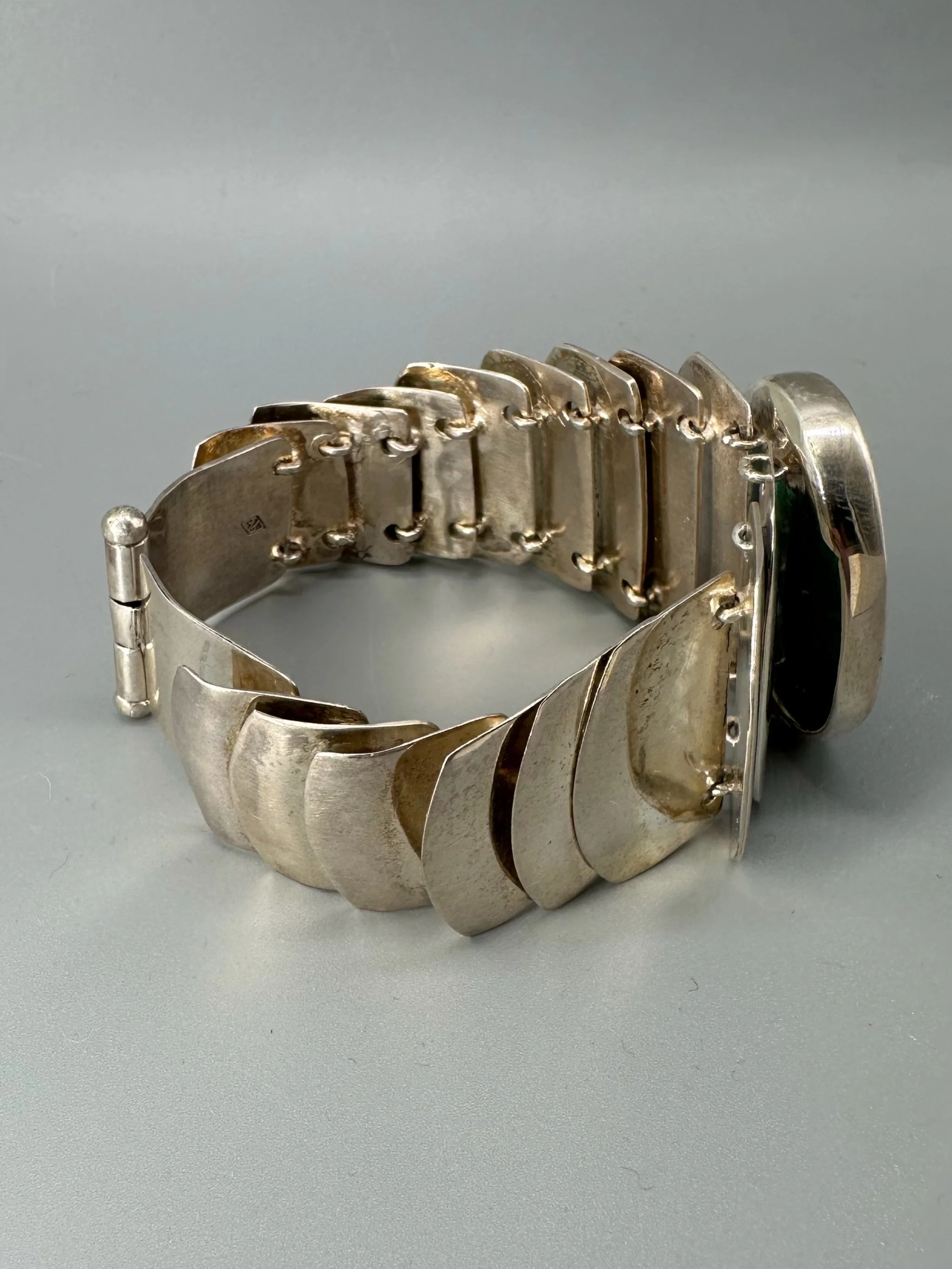 Bracciale Squame di Ariadna Segafredo in argento con lamine sovrapposte e grande crisocolla verde.  Squame bracelet by Ariadna Segafredo in silver with overlapping plates and a large green chrysocolla