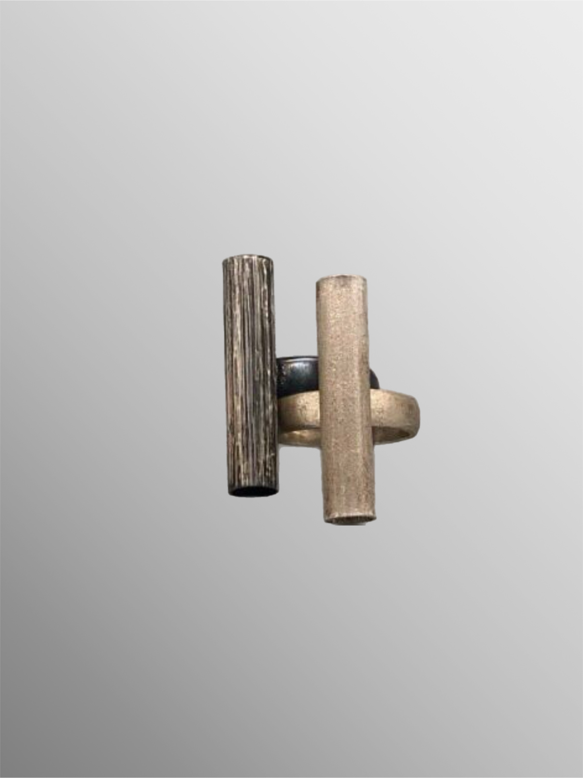 Due anelli Tube HoAsen Jewelry in argento 925, uno brunito con cilindro zigrinato e uno chiaro con cilindro liscio — Crepundia Gioielli Bologna (Copia)