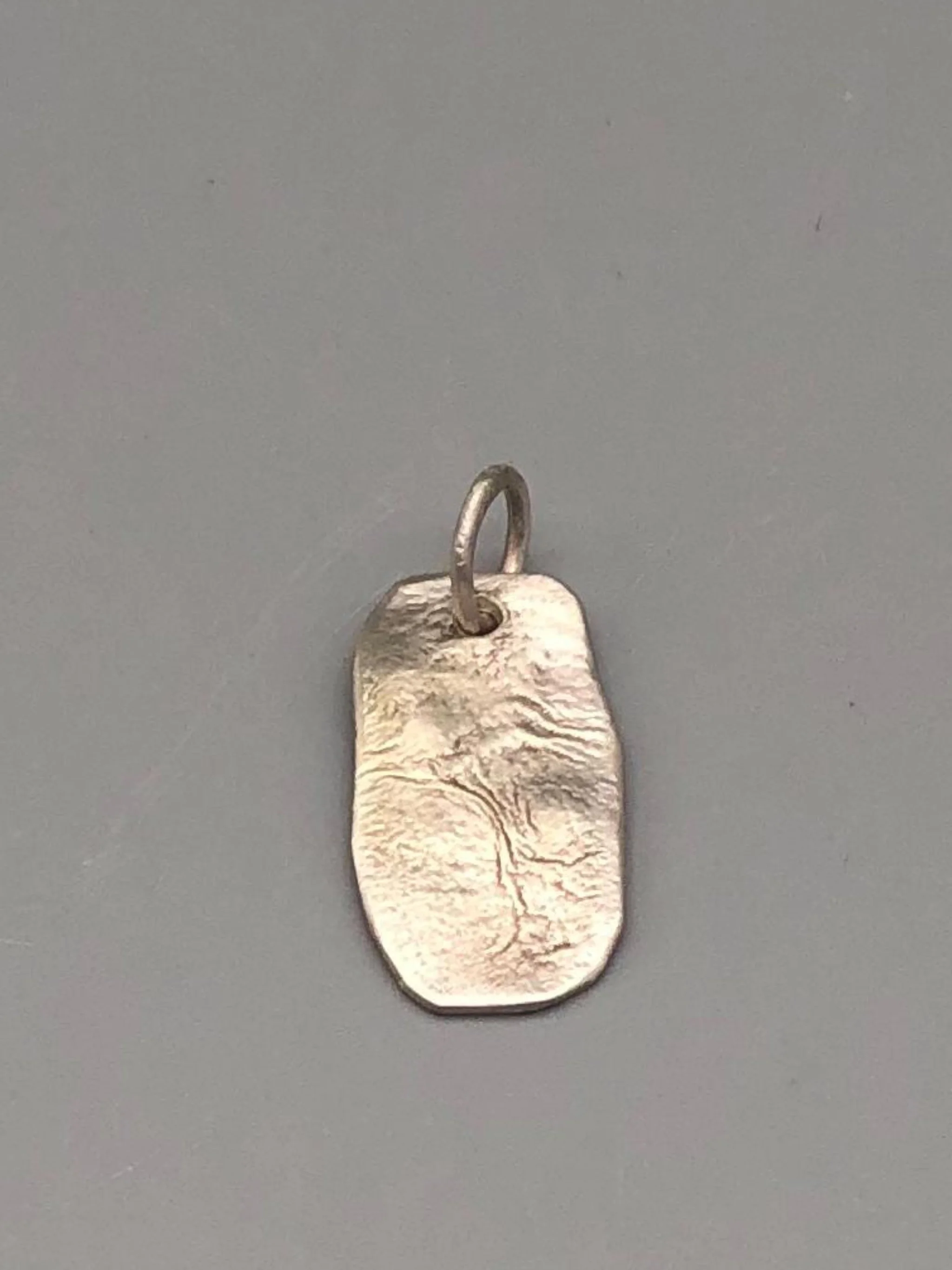 Long Essentia Fragment pendant in hammered sterling silver — Crepundia Gioielli — Crepundia Bologna (Copia)