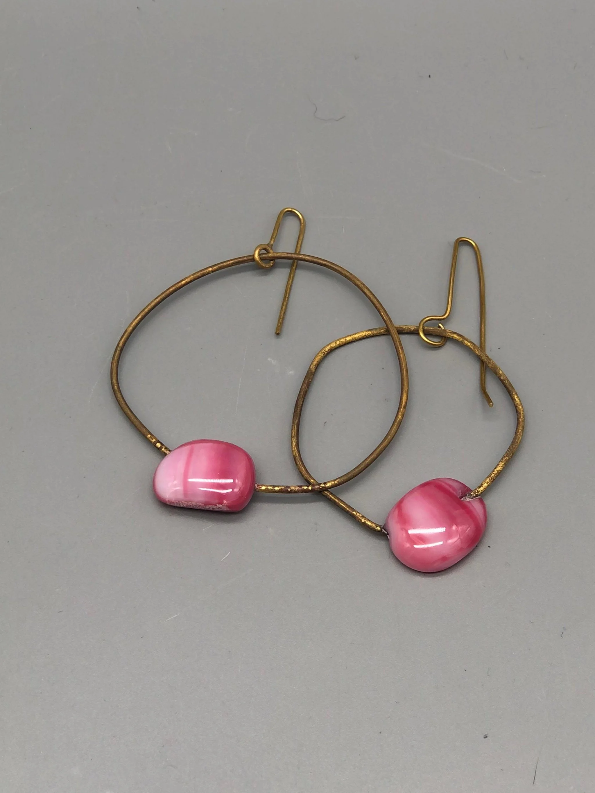 Manumara brass and Bullseye glass earrings for Crepundia Gioielli Bologna. / Orecchini Manumara in ottone e vetro Bullseye per Crepundia Gioielli Bologna.