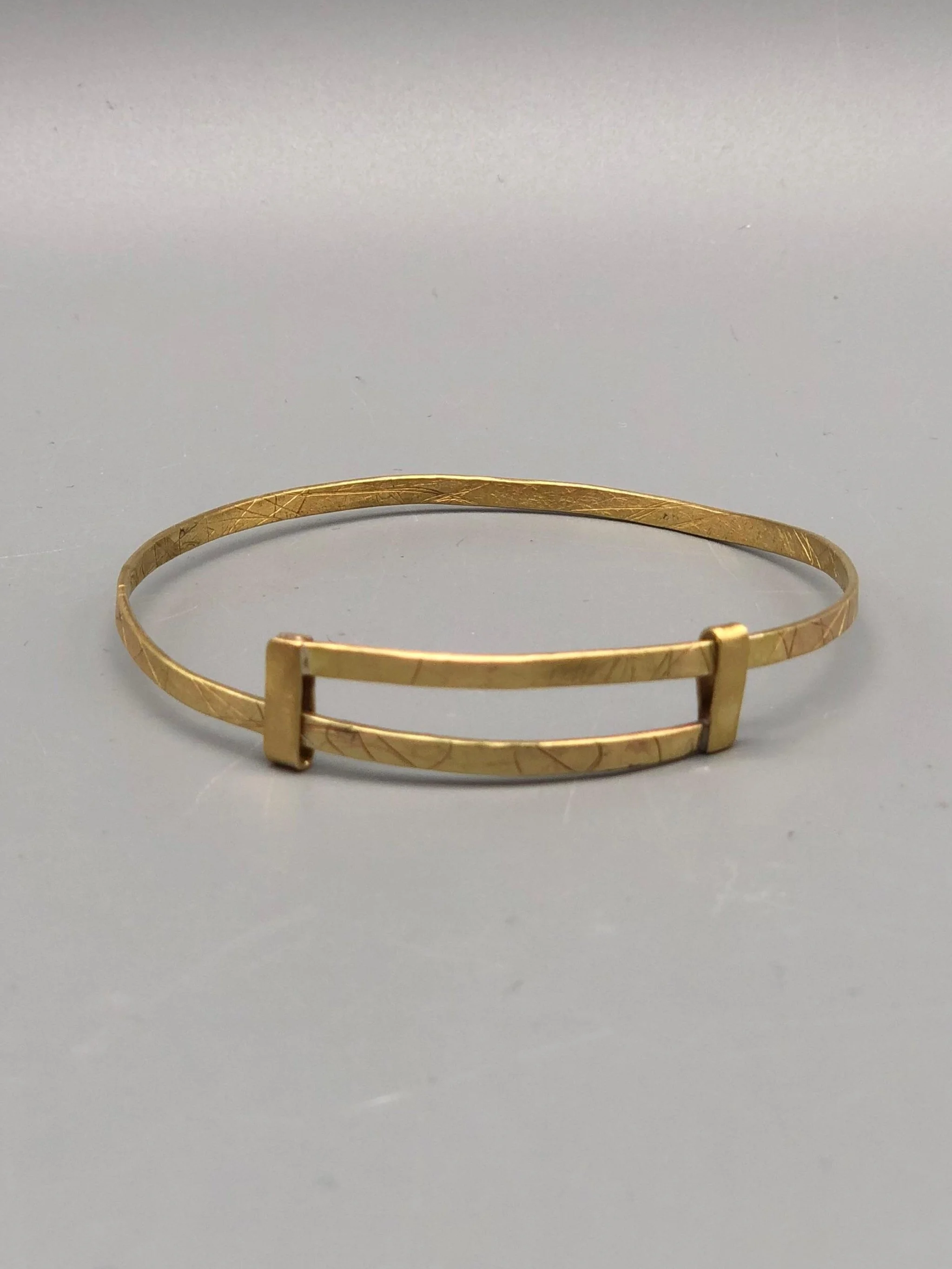 Bracciale Frame in ottone inciso di Padma per Crepundia Gioielli Bologna, bracciale contemporaneo geometrico e minimale dal design essenziale.