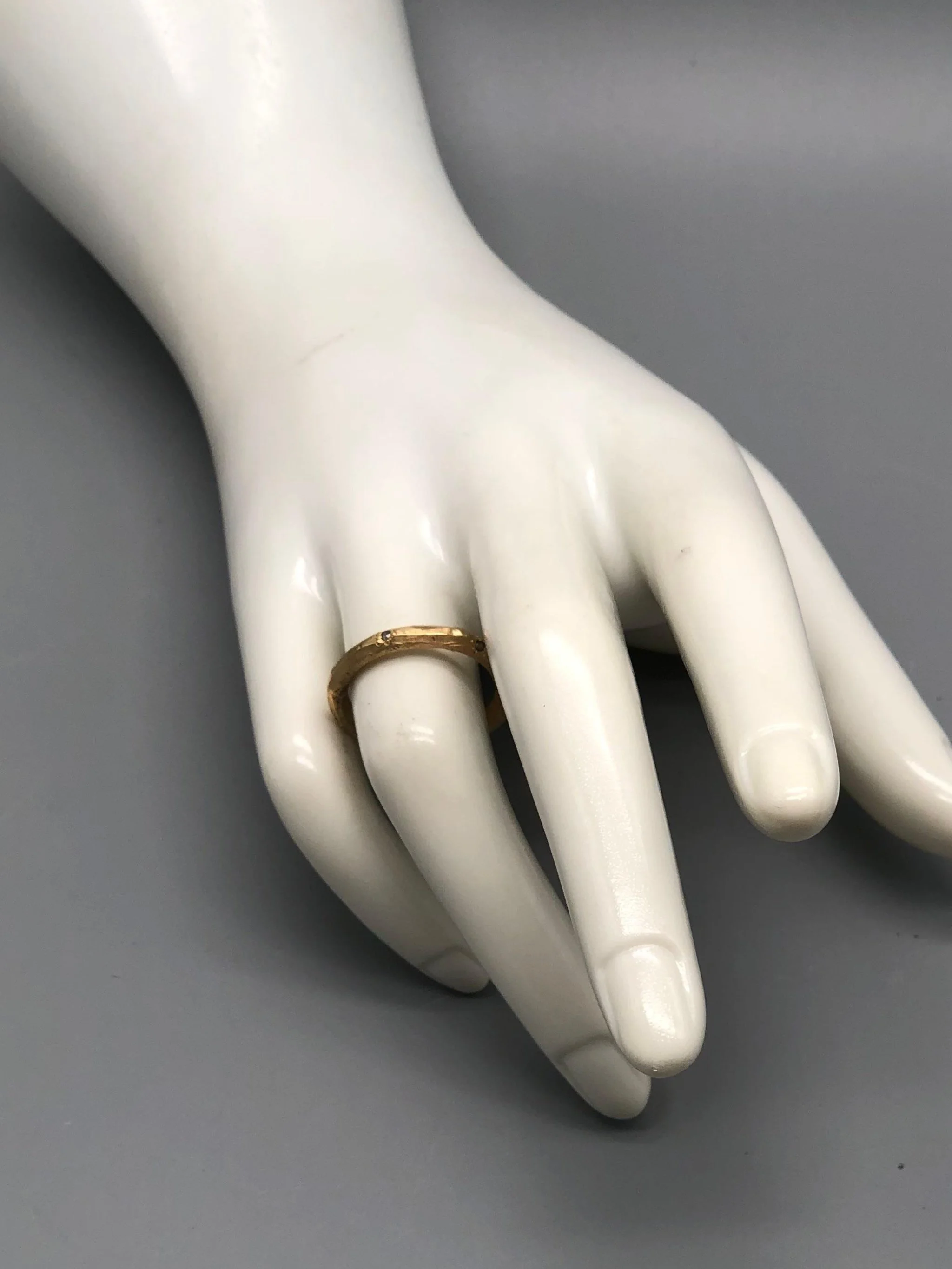 Anello Fede 5 con brillanti grigi in oro 18 carati battuto di Marco Mangàni – Crepundia Gioielli Bologna