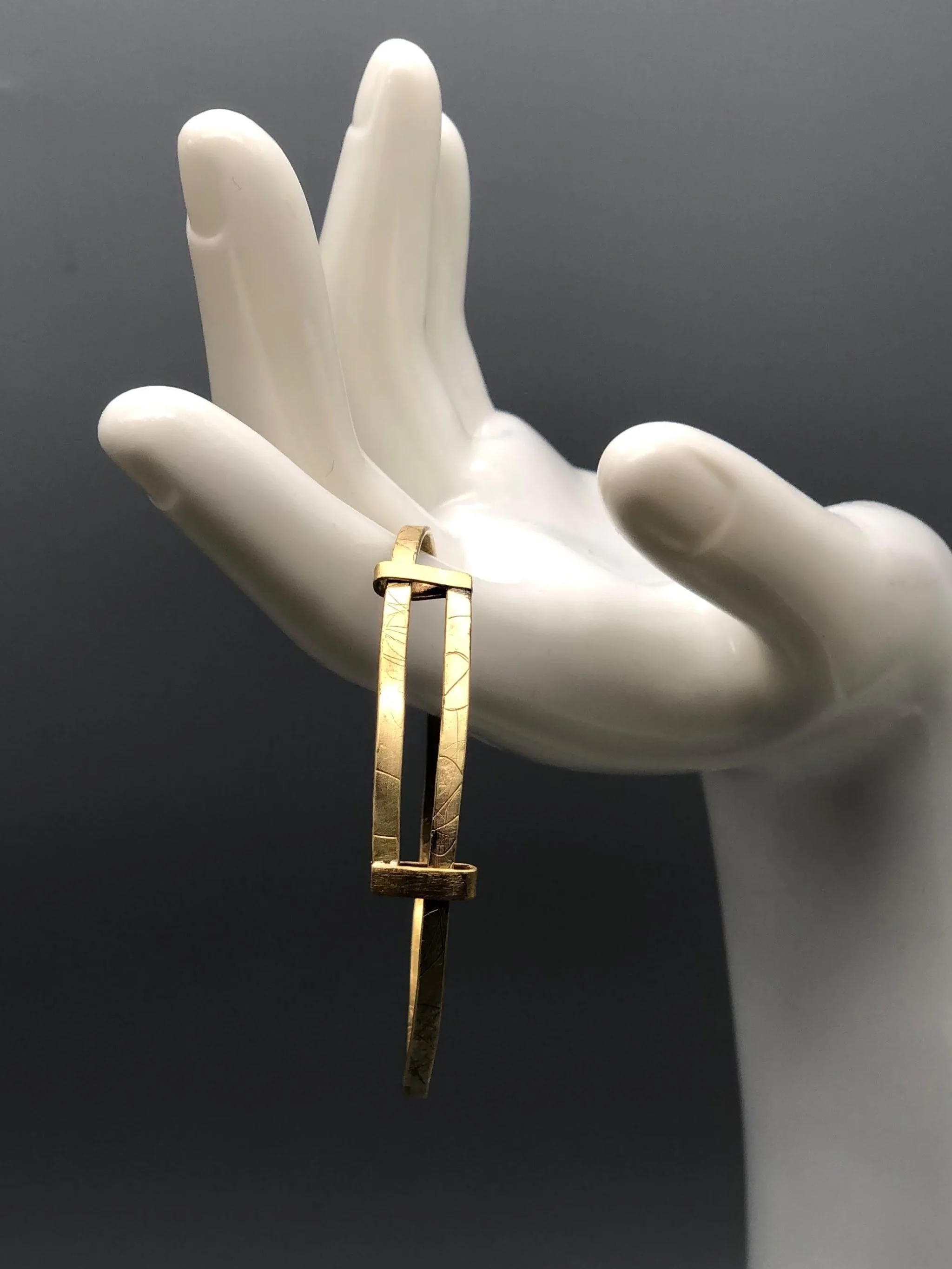 Bracciale Frame in ottone inciso di Padma per Crepundia Gioielli Bologna, bracciale contemporaneo geometrico e minimale dal design essenziale.