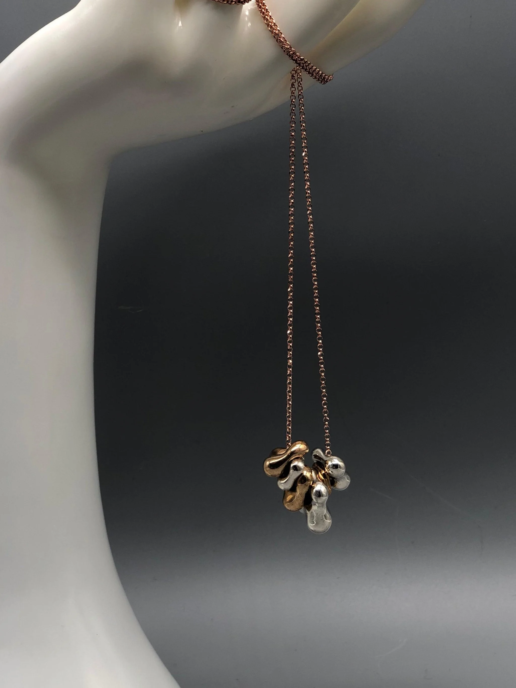 Ciondoli Organici
Organic Pendants

Piccole sculture da indossare.
Small sculptures to wear.
Floret Gioielli per Crepundia Gioielli Bologna
Floret Jewelry at Crepundia Gioielli Bologna