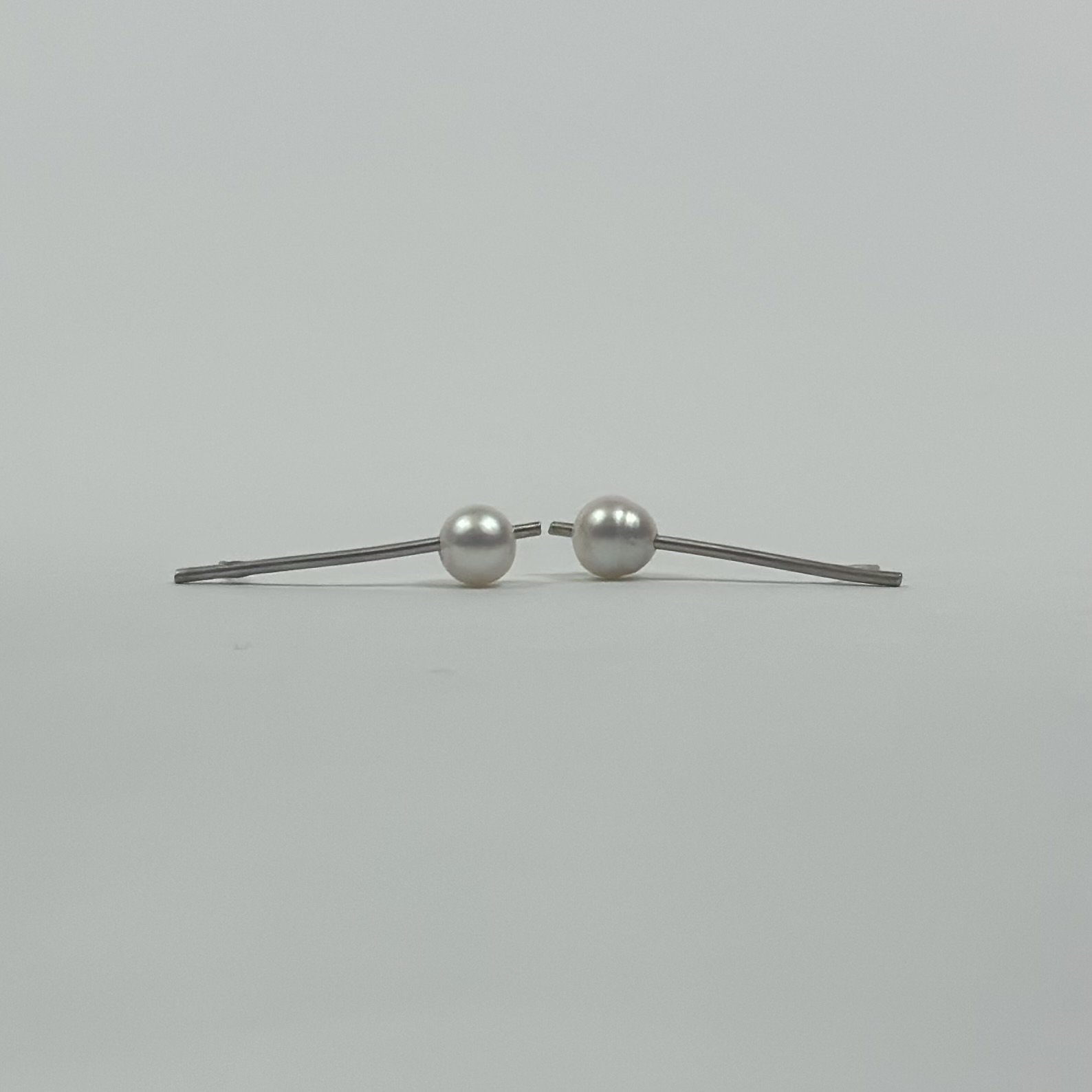 Orecchini Fiamma in argento 925 con perle bianche. Crepundia Gioielli