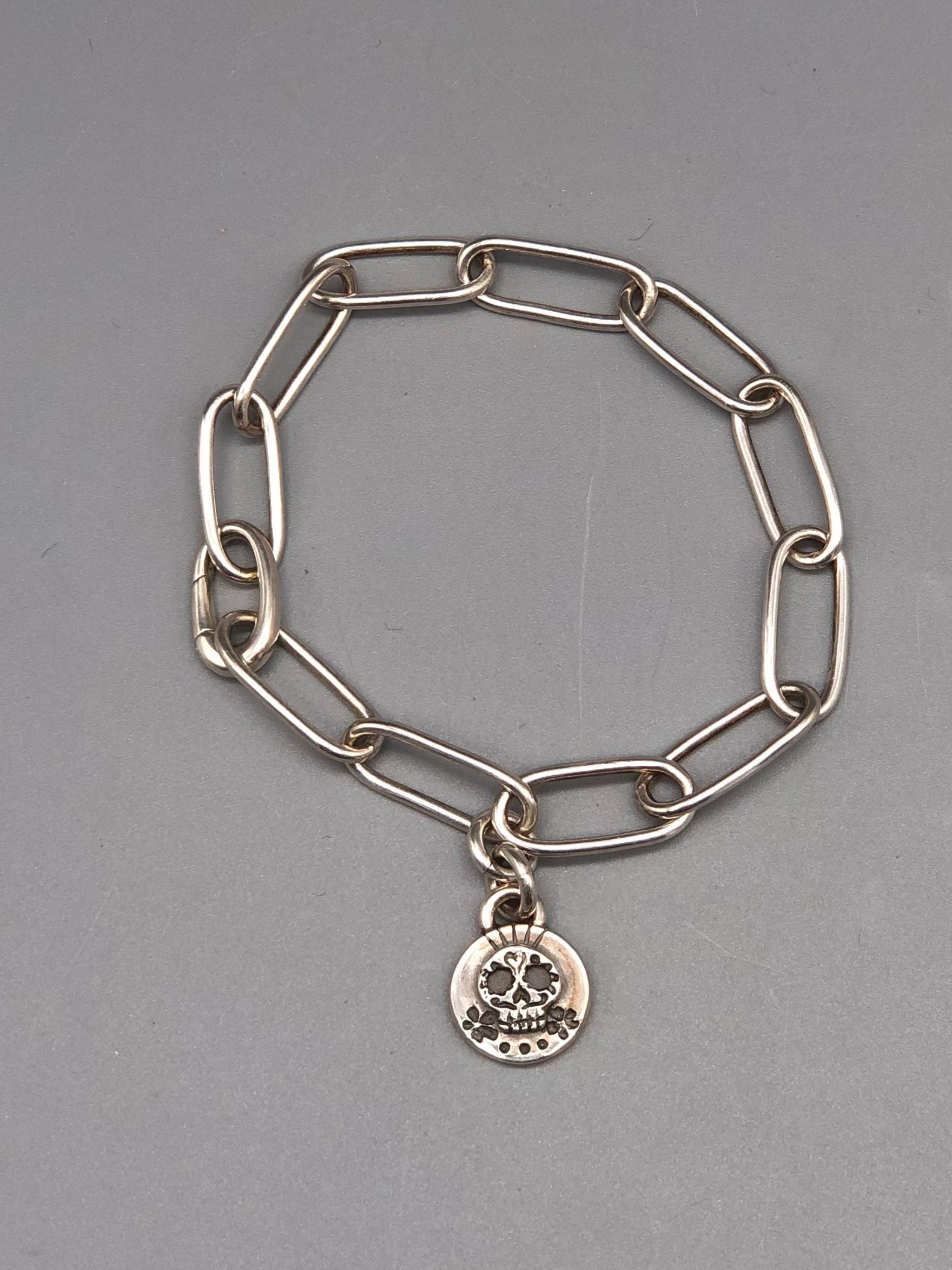 Sonja Markhoff Calavera bracelet in sterling silver with engraved skull pendant, matte finish, contemporary jewelry at Crepundia Gioielli Bologna