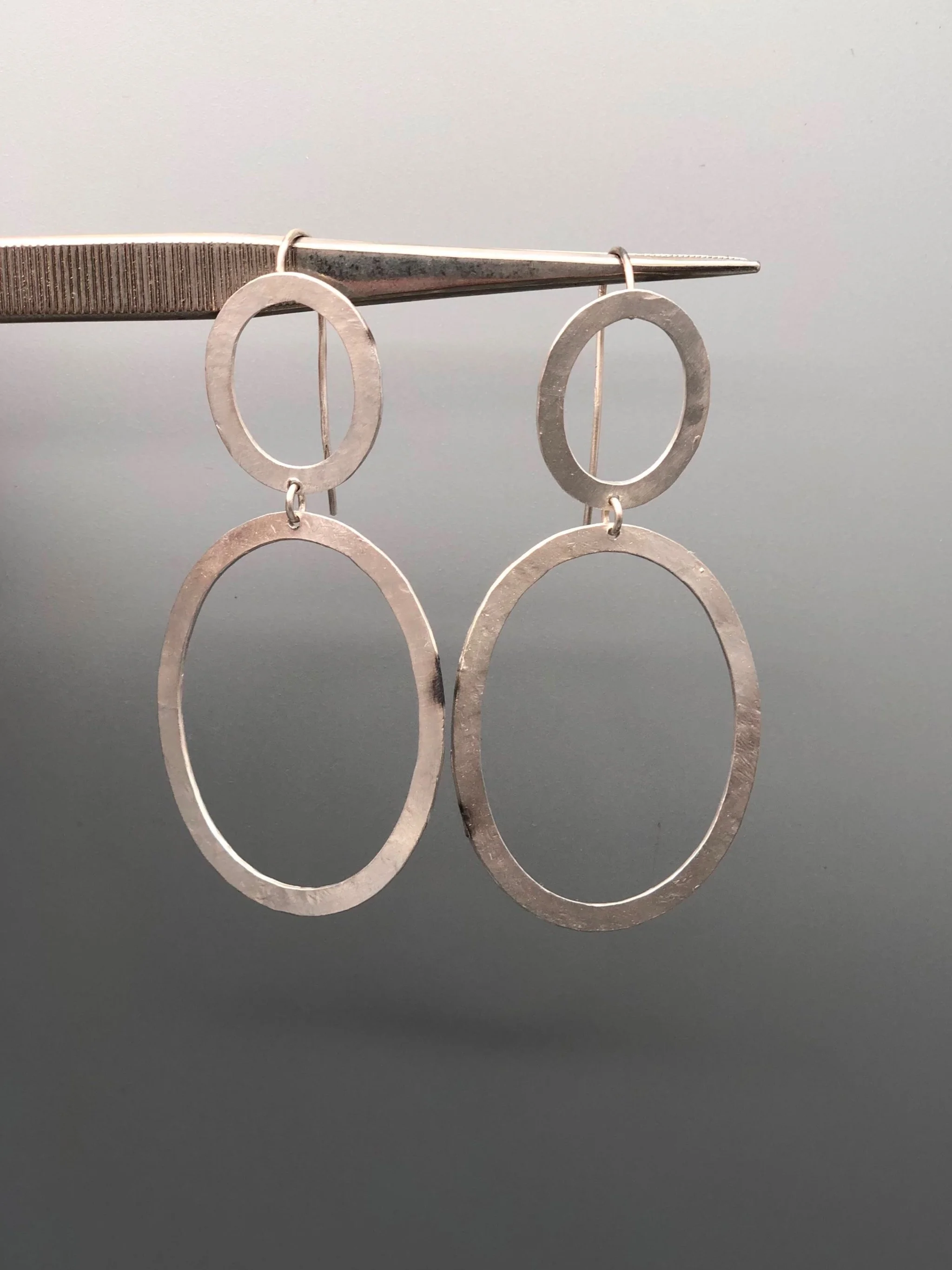 Orecchini Ovali Crepundia in argento, grandi forme geometriche aperte e irregolari.