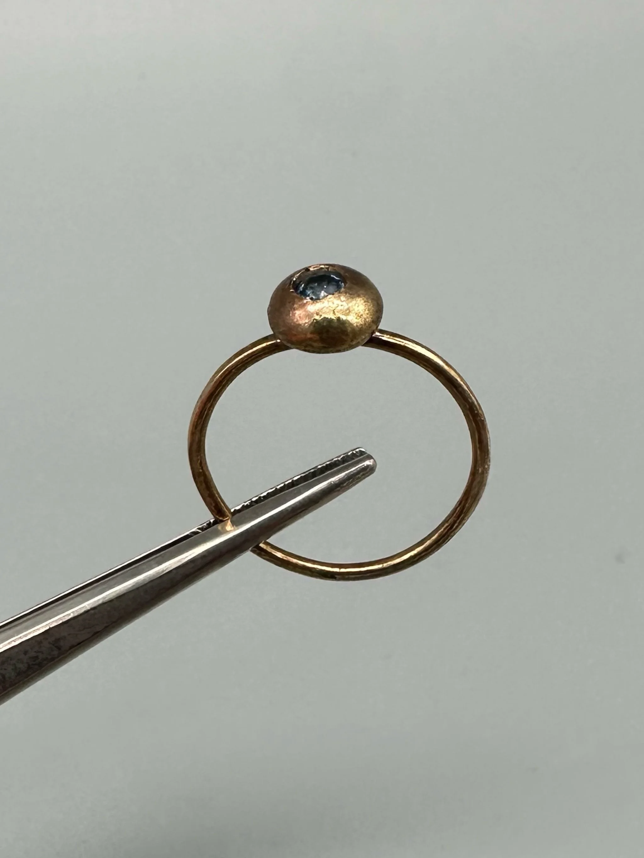 Anello BLOB di Crepundia Gioielli in bronzo con topazio azzurro. BLOB ring by Crepundia Gioielli in bronze with blue topaz.
