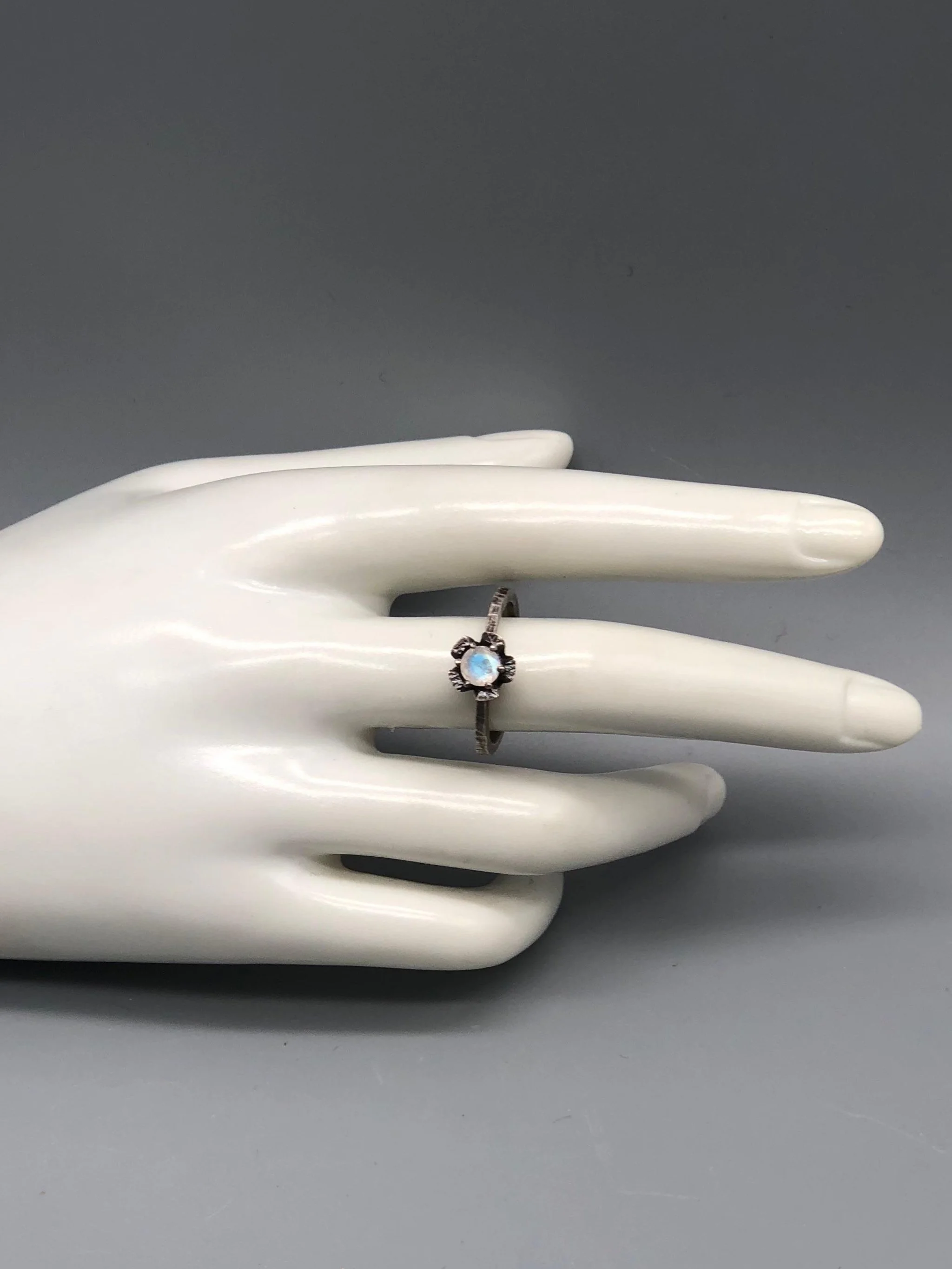 Contemporah Margarita rings in sterling silver with green quartz, ruby paste, onyx, moonstone and chalcedony — Crepundia Gioielli Bologna