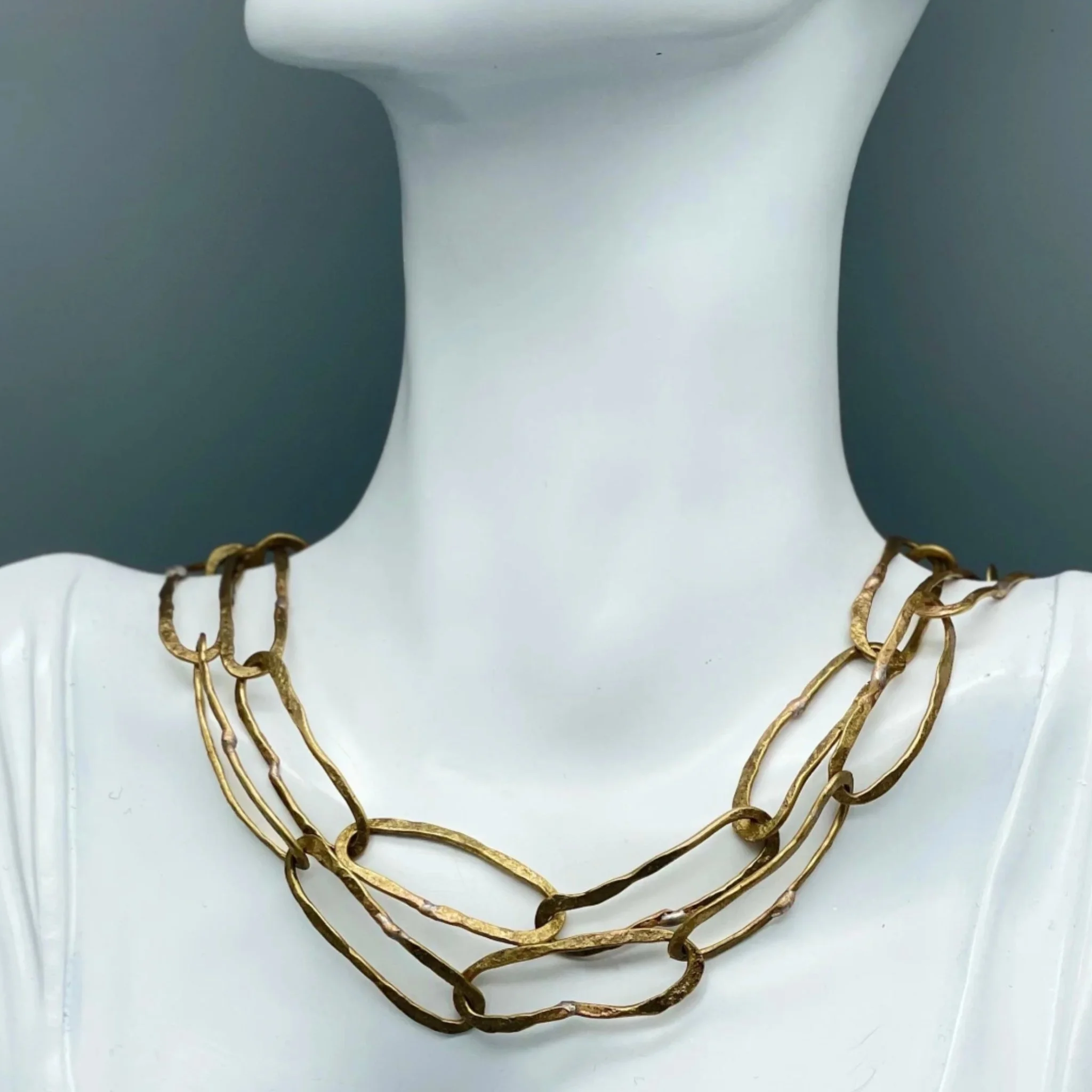 Collana doppia in ottone Claudia Cuzzeri, composizione di elementi circolari irregolari con superficie materica, ritmo continuo tra gesto manuale e costruzione formale — Crepundia Gioielli, Crepundia Bologna / Double brass necklace by Claudia Cuzzeri