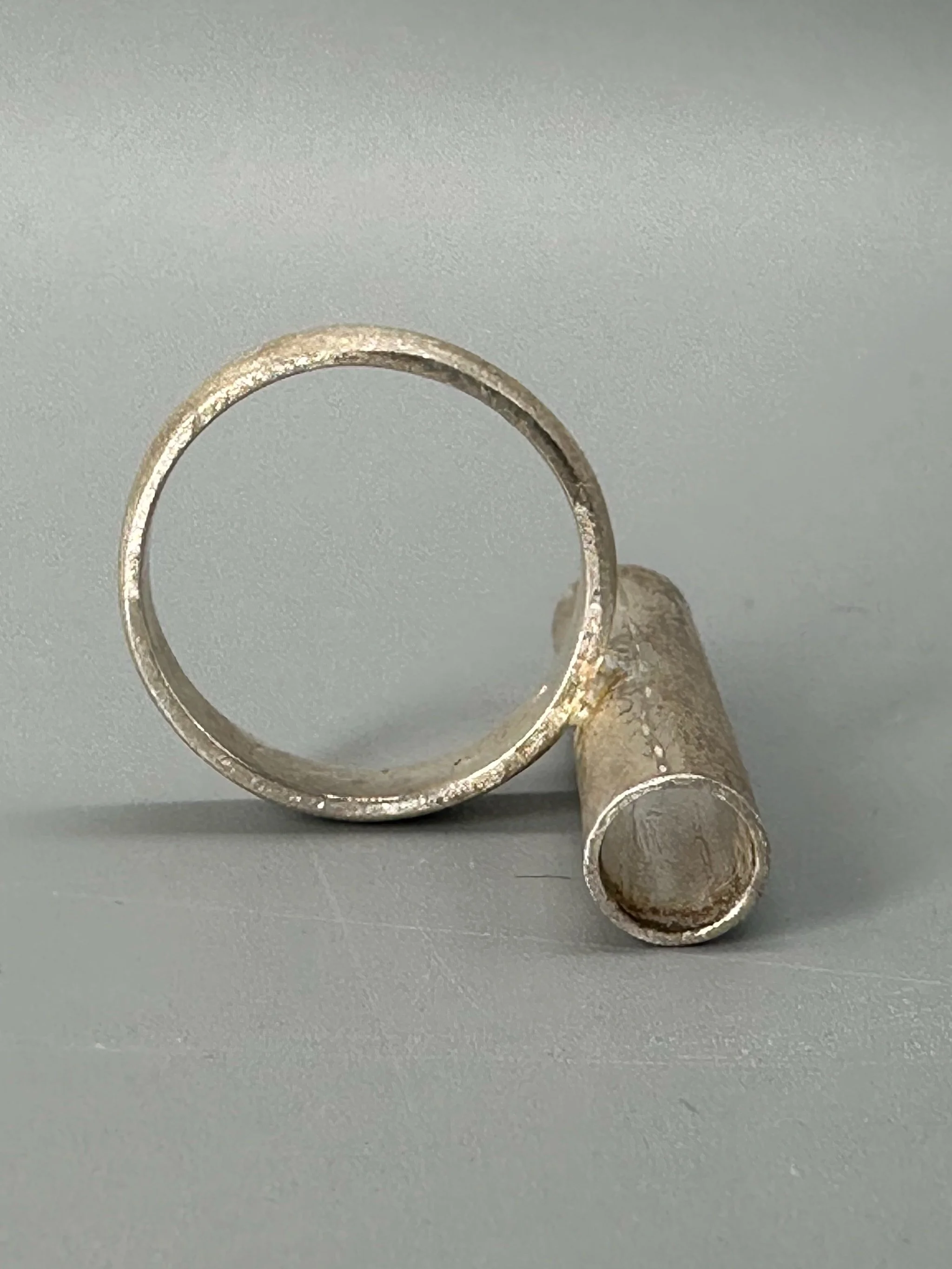 HoAsen Jewelry The Snow Tube Ring in satin-finished sterling silver — Crepundia Gioielli Bologna