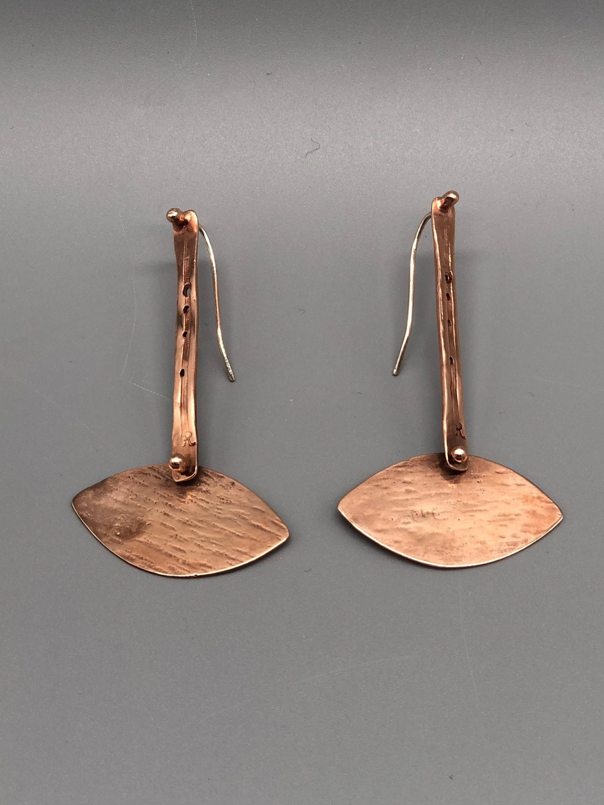 Orecchini Almendra di Gabriel Reinoso in bronzo e argento. Gabriel Reinoso Almendra earrings in bronze and silver.