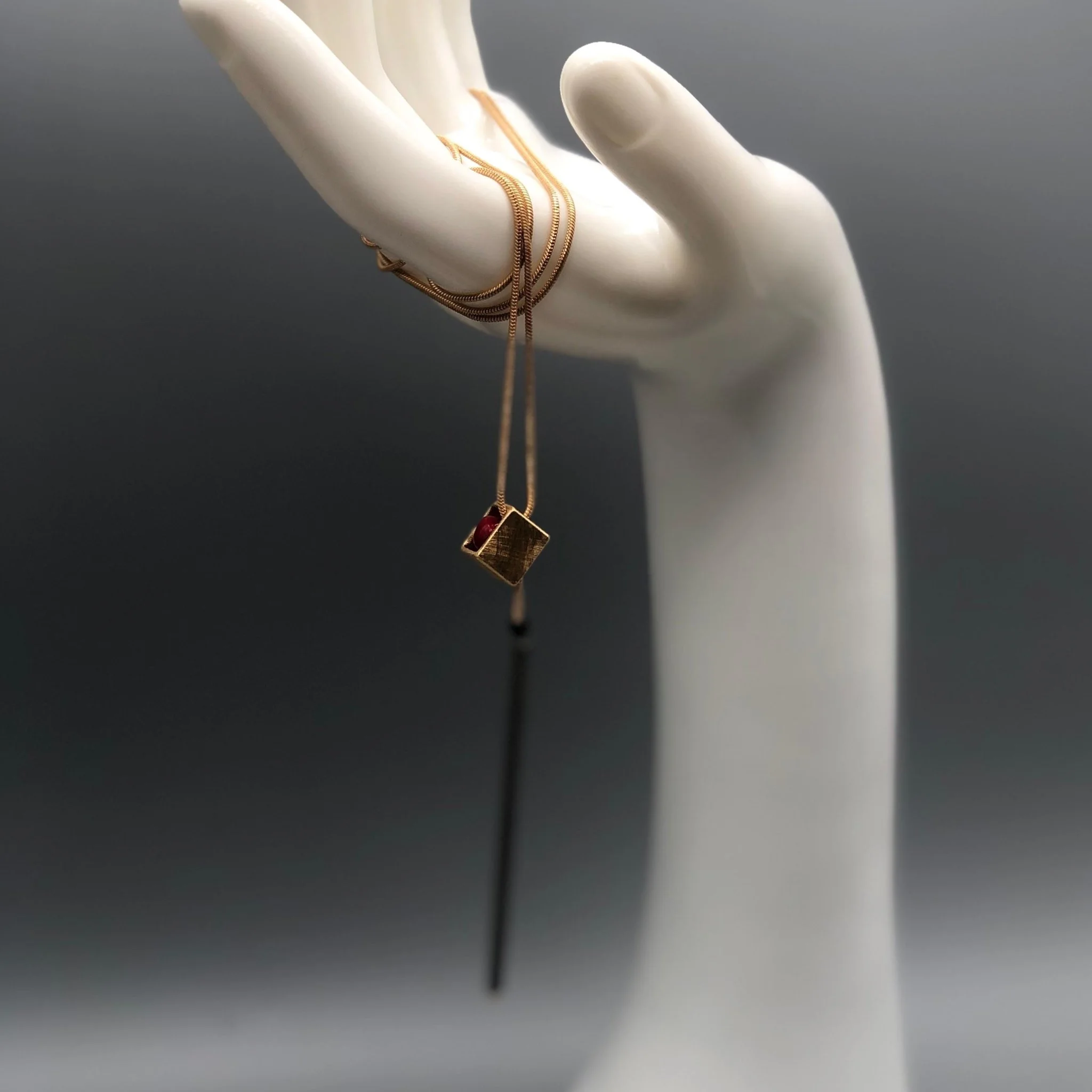 Collana, composizione modulare e variazioni cromatiche.
EL Gioielli — Crepundia Gioielli Bologna.

Necklace, modular composition and chromatic variations.
EL Gioielli — Crepundia Gioielli Bologna.