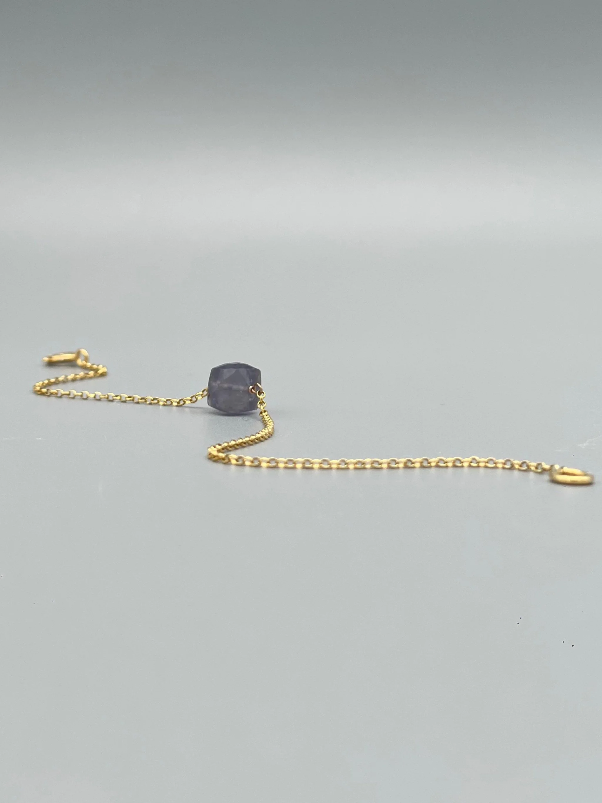 Labradorite Dot Crepundia in argento dorato e labradorite, design contemporaneo.