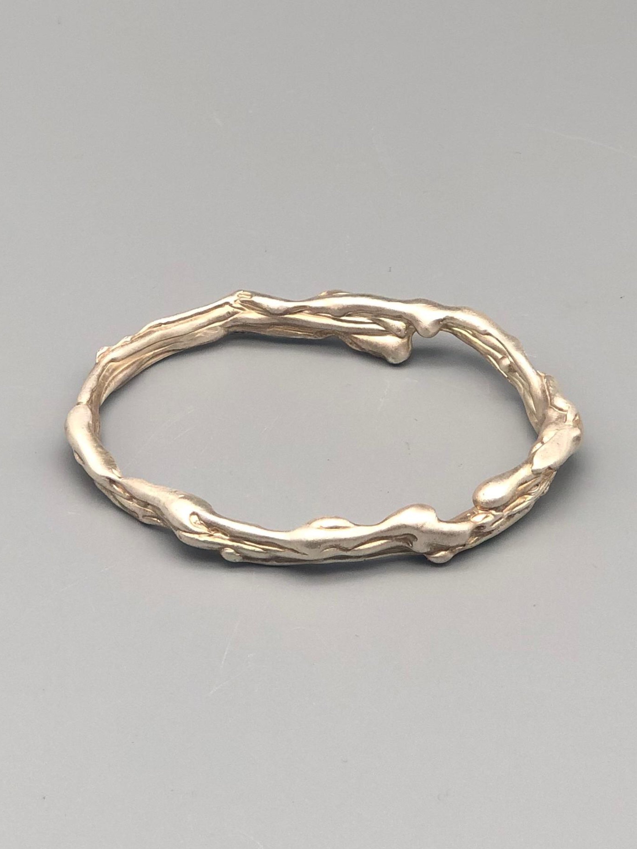 Textured Halo bracelet in sterling silver with organic structure — contemporary jewelry at Crepundia Bologna