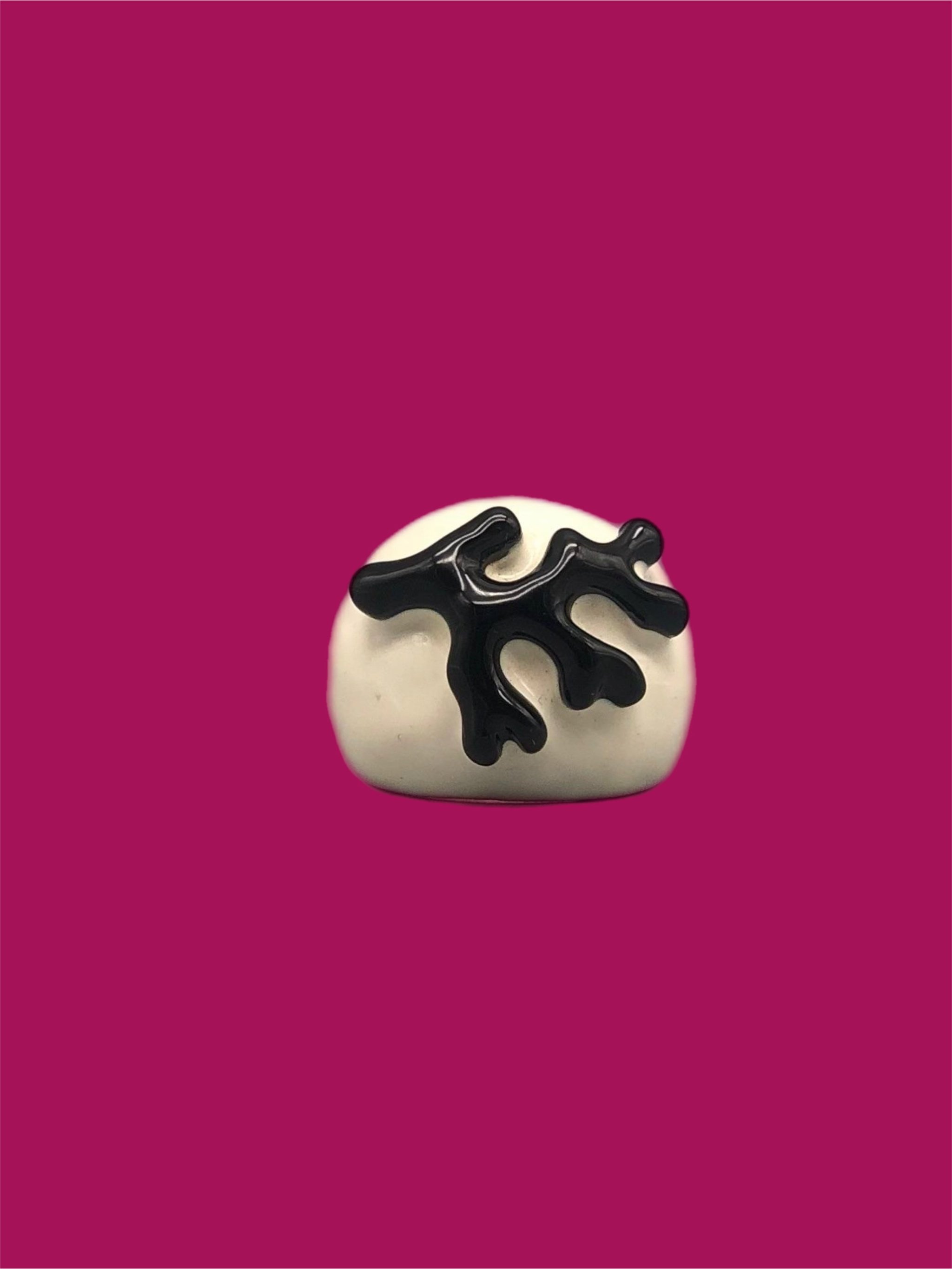 Kenneth Jay Lane enamel ring in black and white, costume jewelry, Crepundia Gioielli Bologna
Anello Kenneth Jay Lane in smalto bianco e nero, costume jewelry, Crepundia Gioielli Bologna