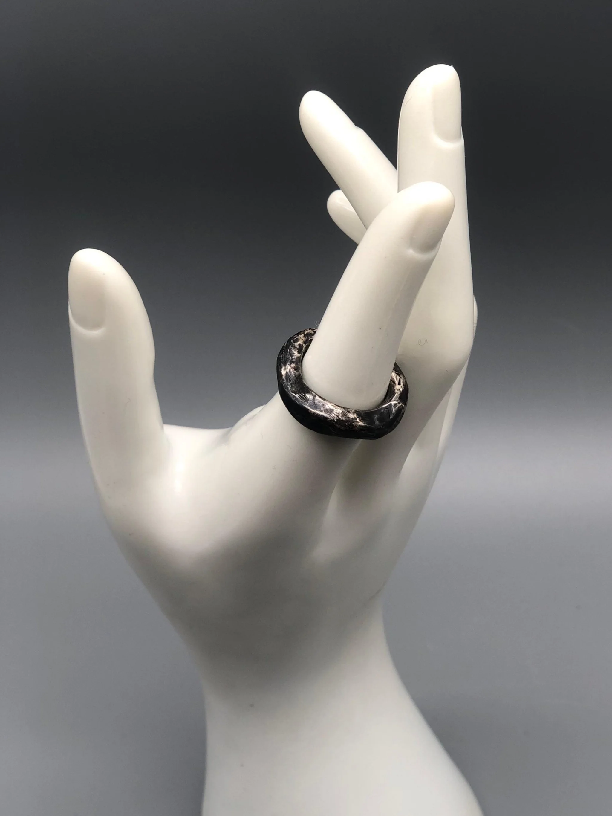 Anello Lingotto in argento brunito, forma organica, Crepundia Gioielli Bologna