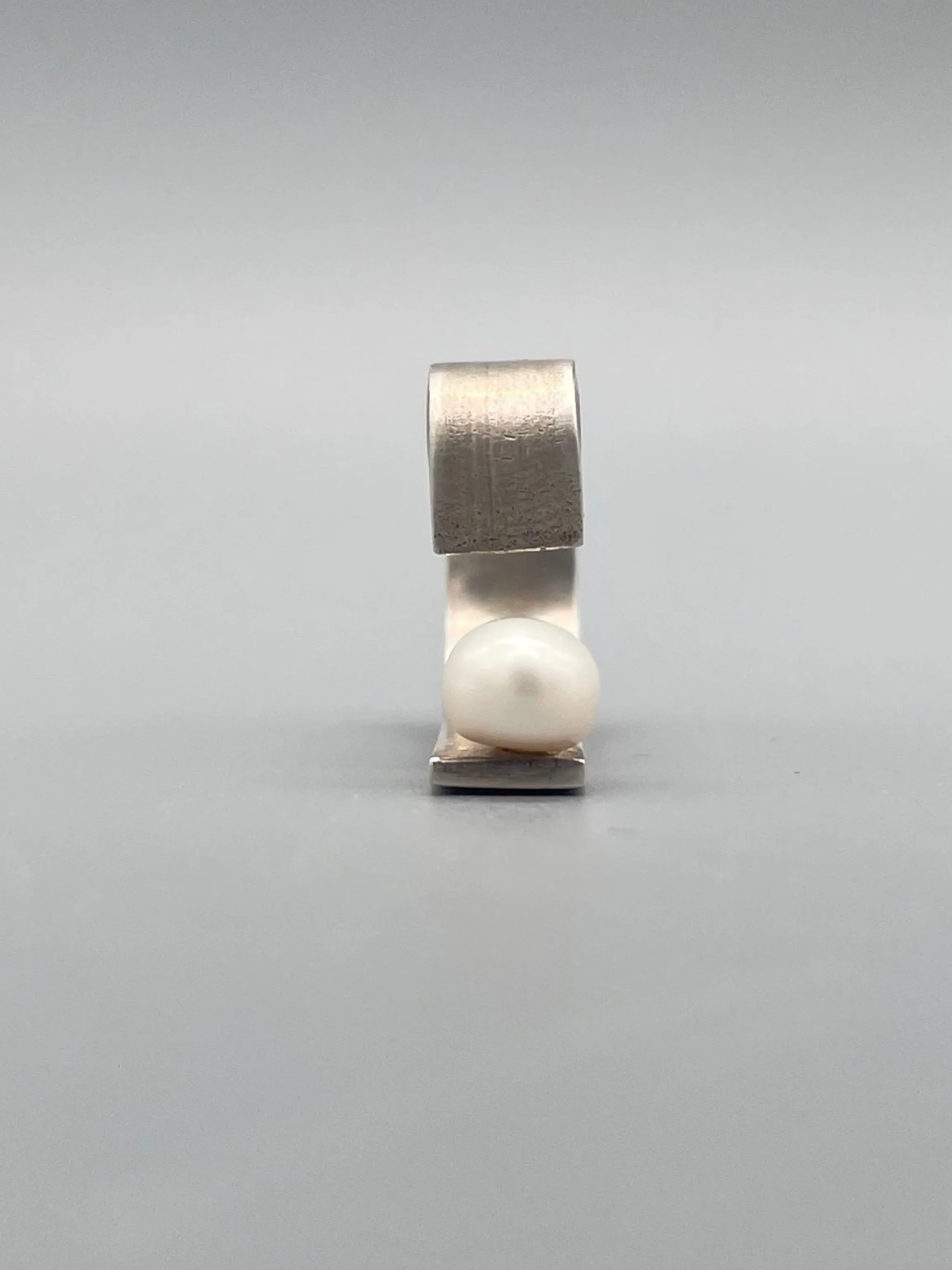 Liz Huberman per Crepundia Gioielli. Anello Clave Perla