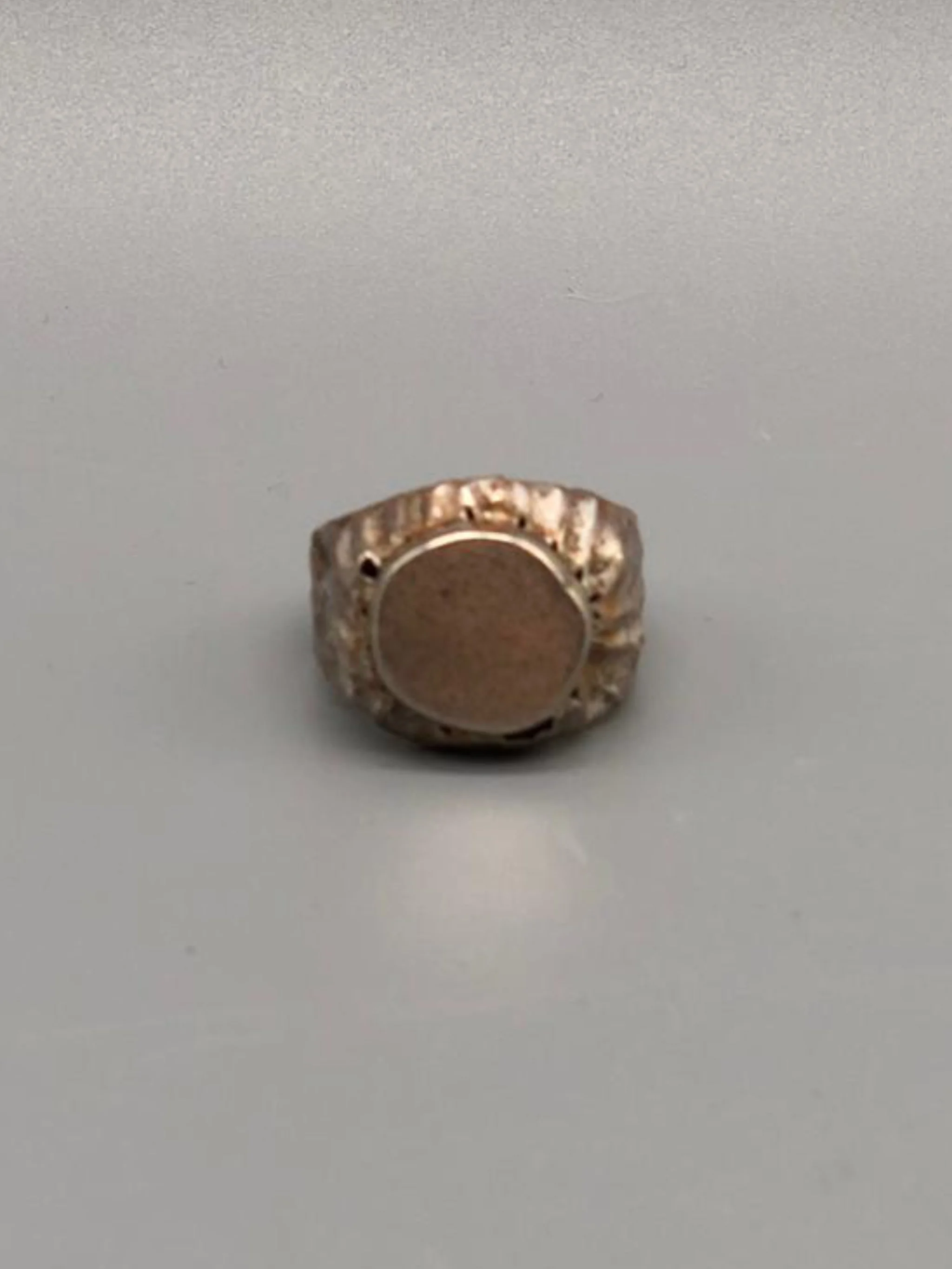 Marco Mangàni signet ring in sterling silver with irregular sculptural surface and flat central plate, Crepundia Gioielli Bologna
