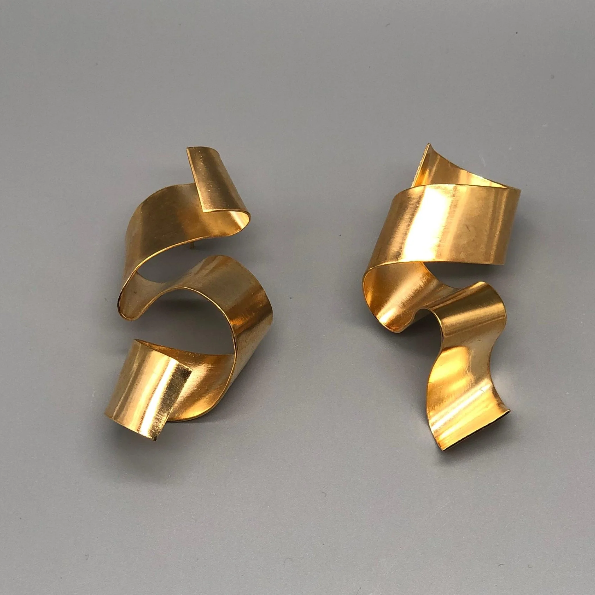 Orecchini Ribbon Cacu Lab ottone placcato oro 18 carati design scultoreo Crepundia Gioielli — Crepundia Bologna