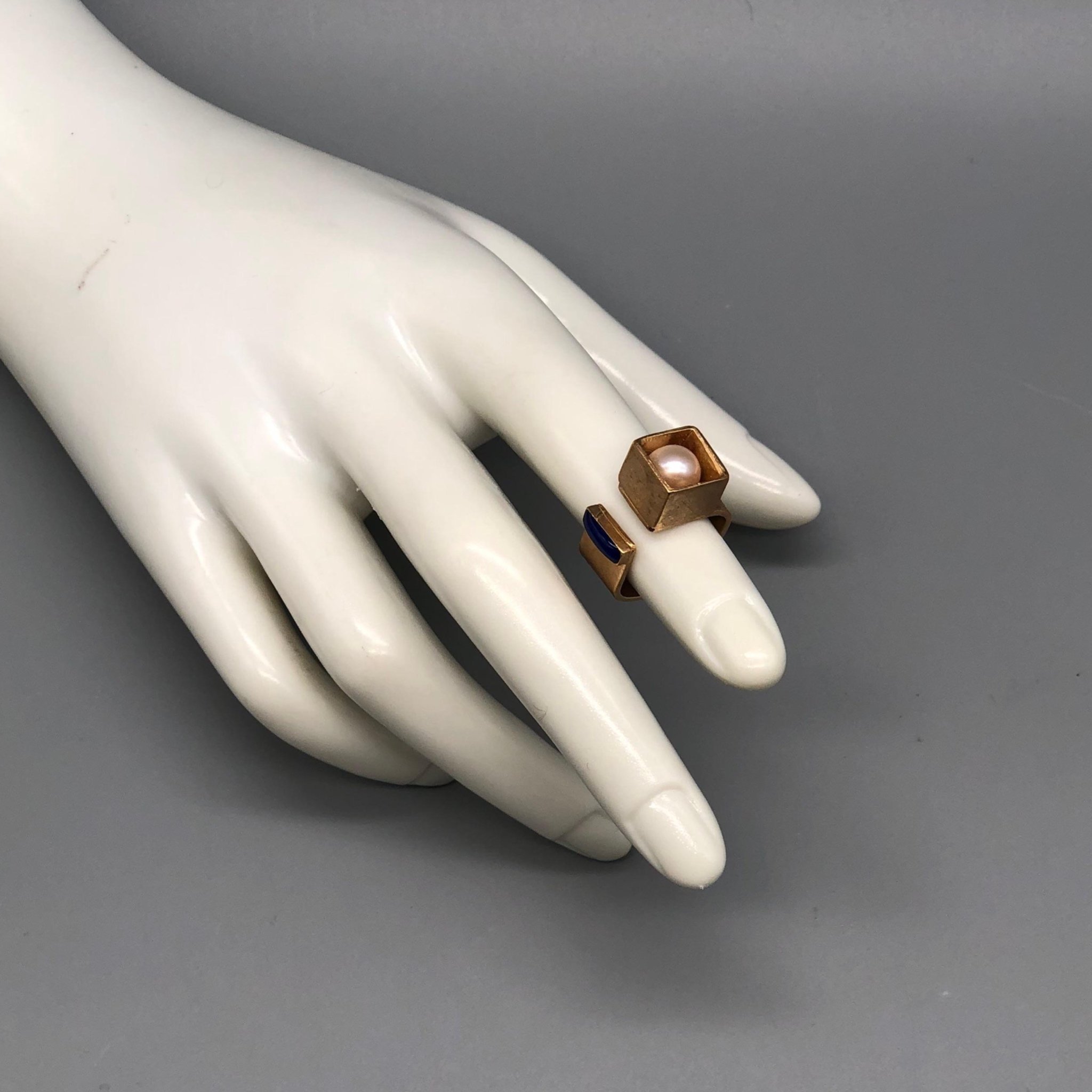 Anello in bronzo con perla, forma essenziale e presenza scultorea, EL Gioielli — Crepundia Bologna.
Bronze ring with pearl, essential form and sculptural presence, EL Gioielli — Crepundia Bologna.