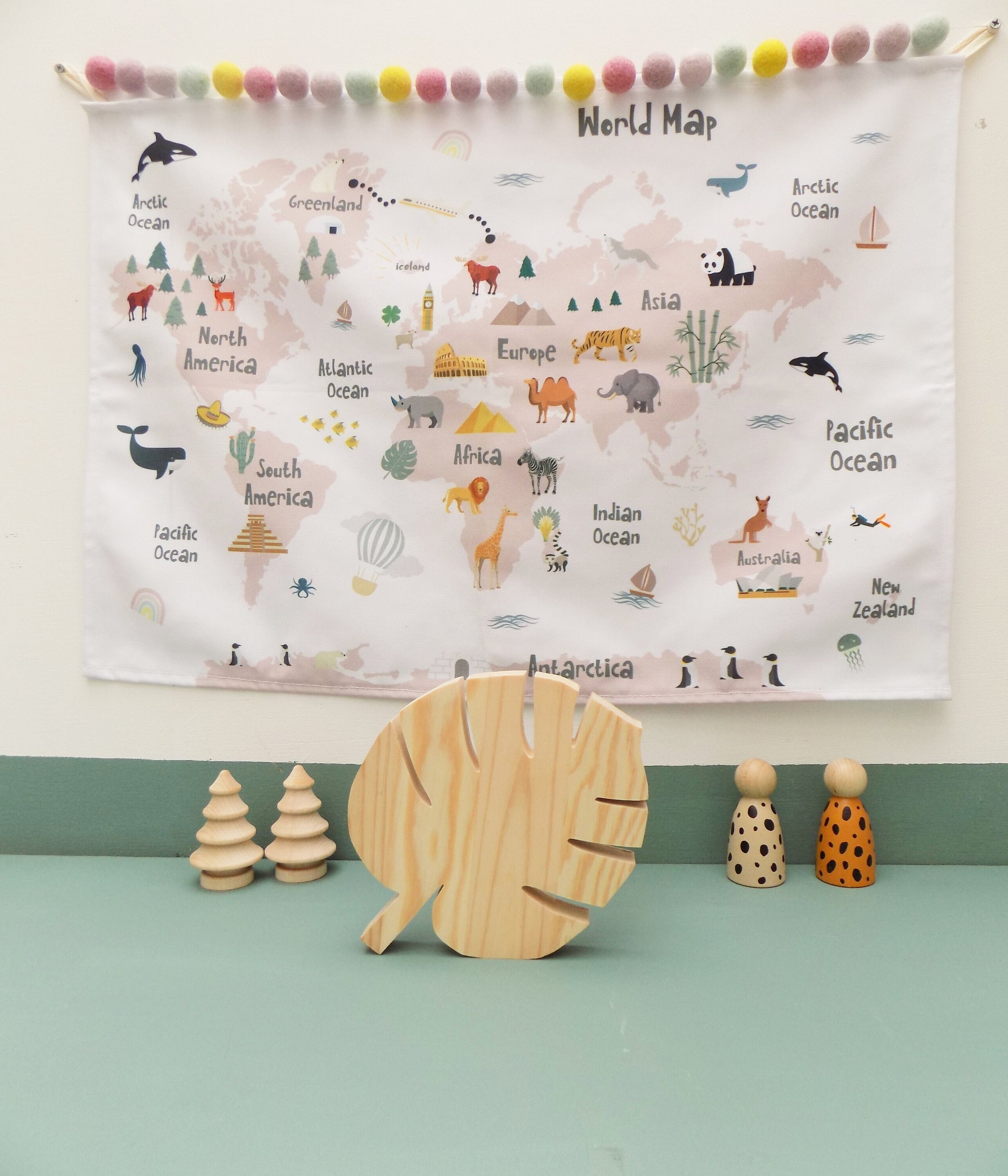 Natural wooden leaf decor