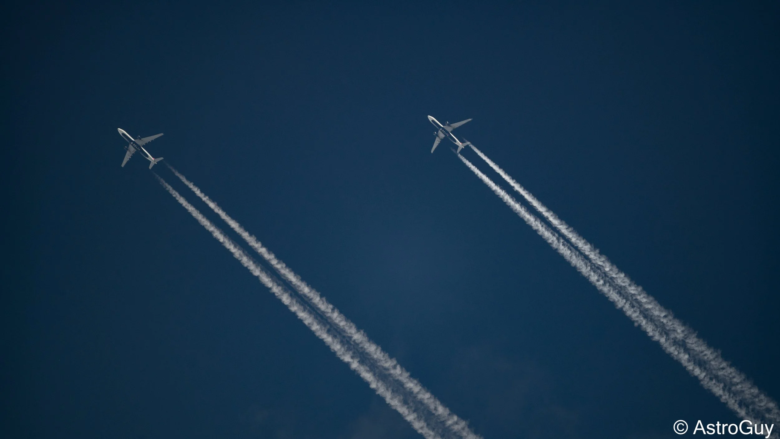 aero gatineau 2025 misc airliners contrails-1.jpg