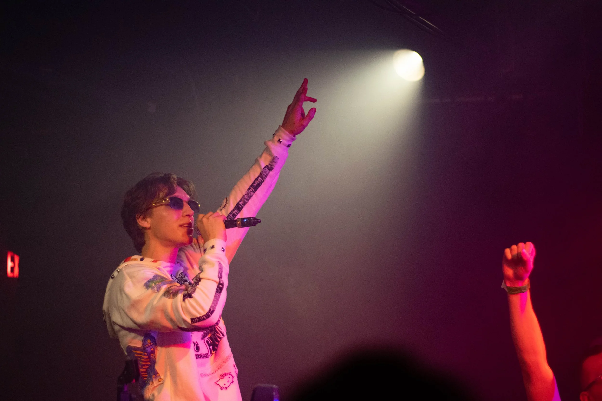 8ond above crowd smoke spotlight beam 2.jpg