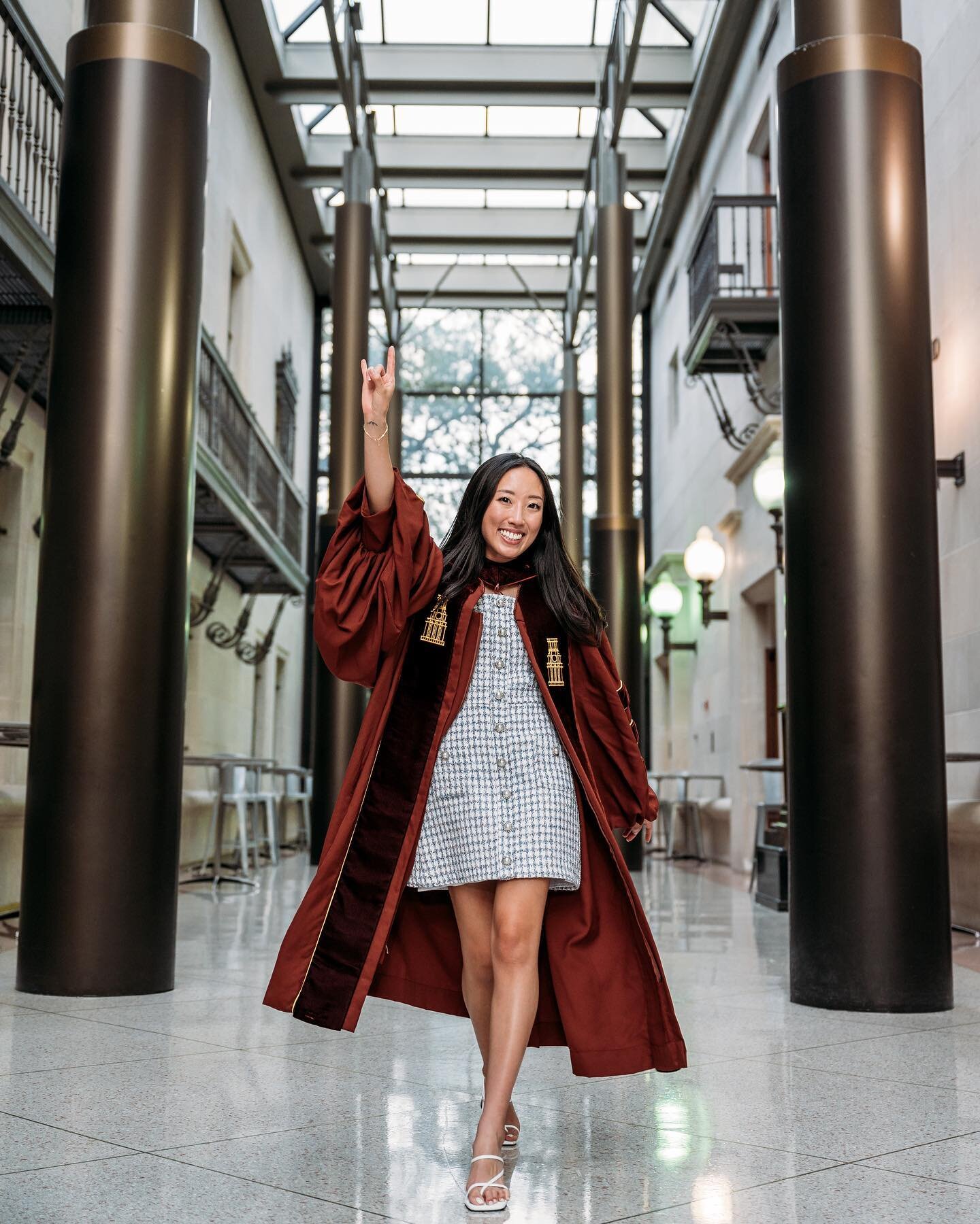 Still obsessed with @katy.yu&rsquo;s dress from her law school graduation last year!! Timeless elegance *chef&rsquo;s kiss*

#utlaw #universityoftexas #utaustin #hookem #longhorns #austin #austinphotographer #atxphotographer #seniorphotos #gradphotos