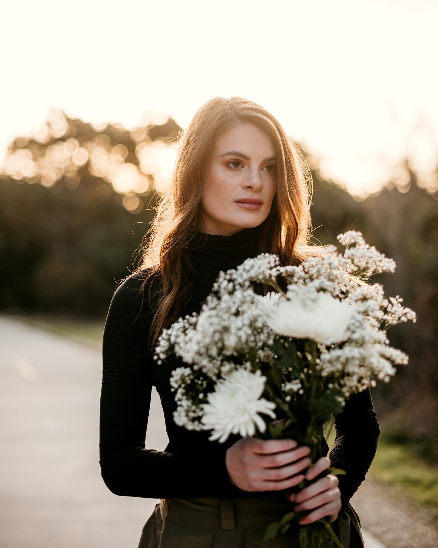 A bouquet of flowers is one of my favorite props to include in photoshoots 💐

You can&rsquo;t go wrong with baby&rsquo;s breath!

#atxphotographer #austinphotographer #austinmodel #personalbranding #fashionphotography #editorialphotography