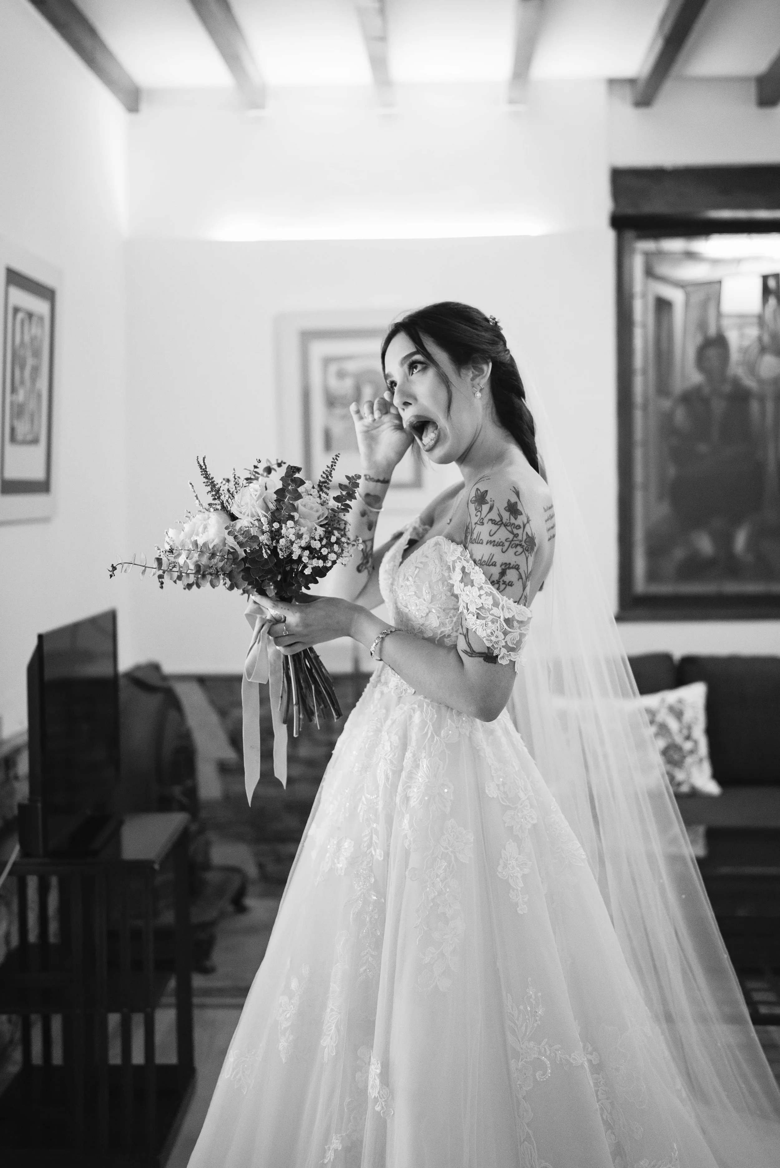 Una novia con vestido de novia de encaje, boda en Pazo da Trave en Viveiro bodas  Lugo 