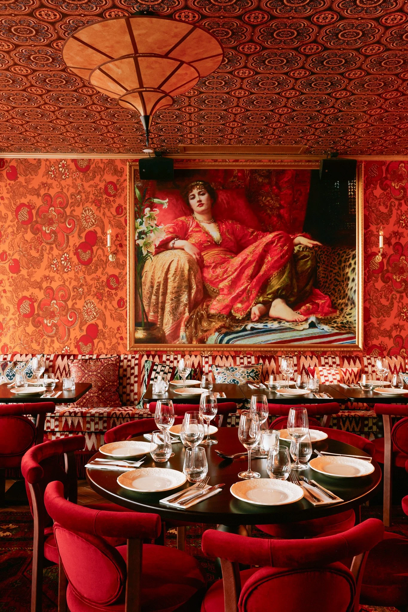 salle comptoir et cuisine ouverte restaurant Kubaba Paris 1er près de la place du marché saint-honoré et opéra garnier, déjeuner, dîner, bar cocktail, plats à partager, privatisations, groupe, catering