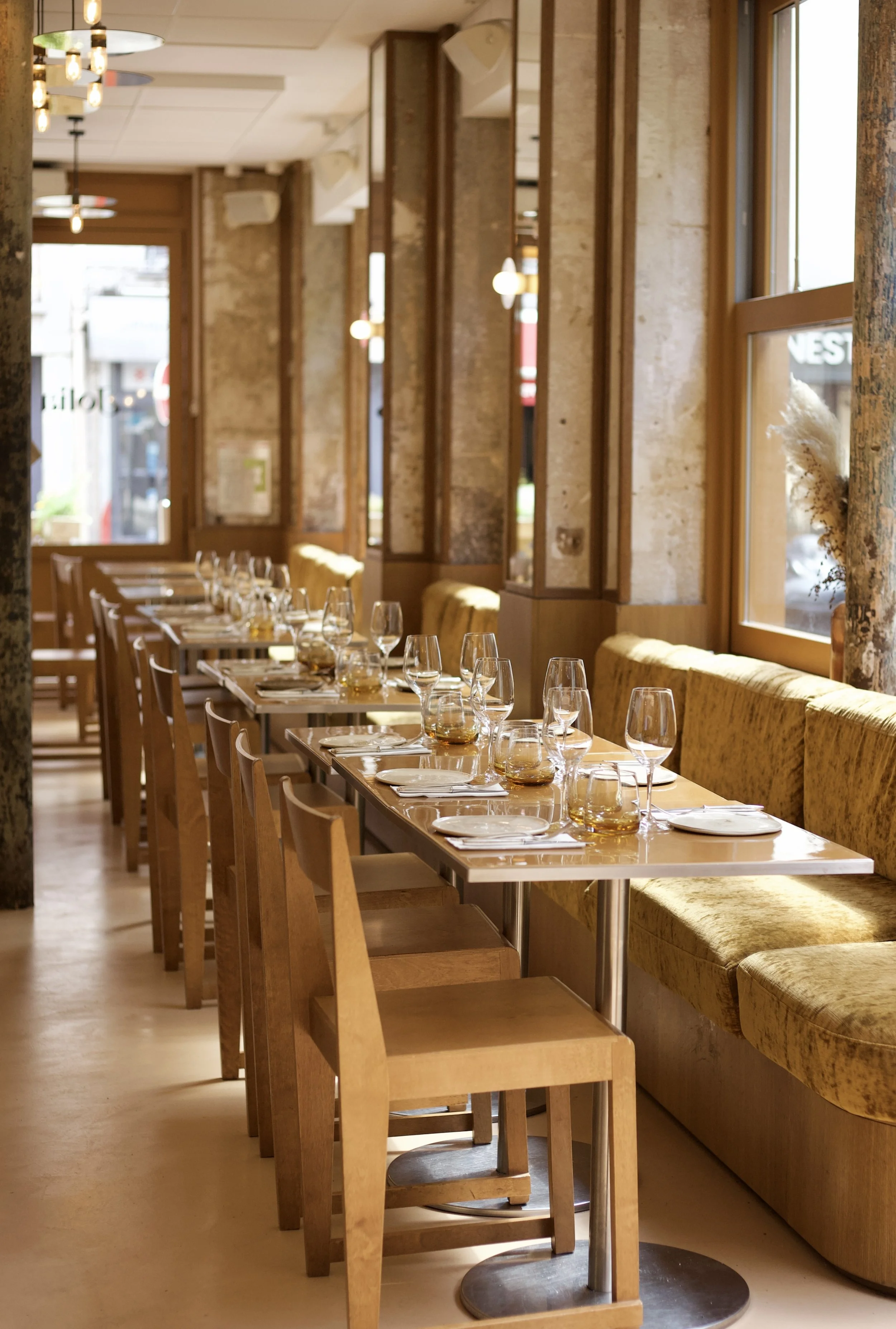 Salle à manger de Jolia, disponible pour des grandes tablées et privatisations à Paris 11ème, dans le haut Marais, à deux pas du Père-Lachaise