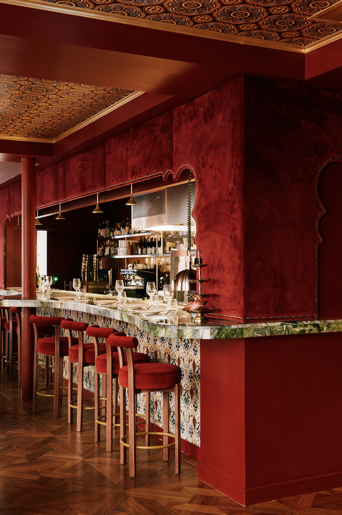 salle comptoir et cuisine ouverte restaurant Kubaba Paris 1er près de la place du marché saint-honoré et opéra garnier, déjeuner, dîner, bar cocktail, plats à partager, privatisations, groupe, catering