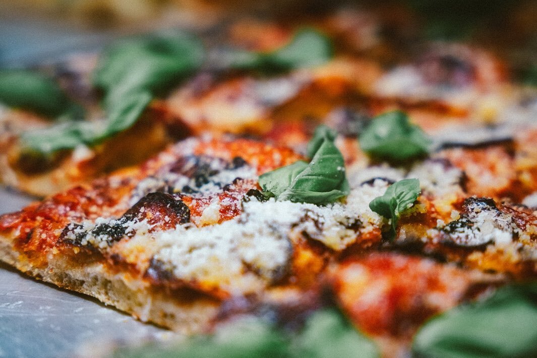 Pizza e Vino ist zur&uuml;ck✨
Ab sofort haben wir f&uuml;r Euch leckere Pizza alla Romana auf der Karte. 
Donnerstag von 17:30 bis 22:00
Freitag/Samstag von 11:30 bis 17:30 (solange der Vorrat reicht). 
#pizza #pizzaallaromana #pizzaaltaglio #barfood