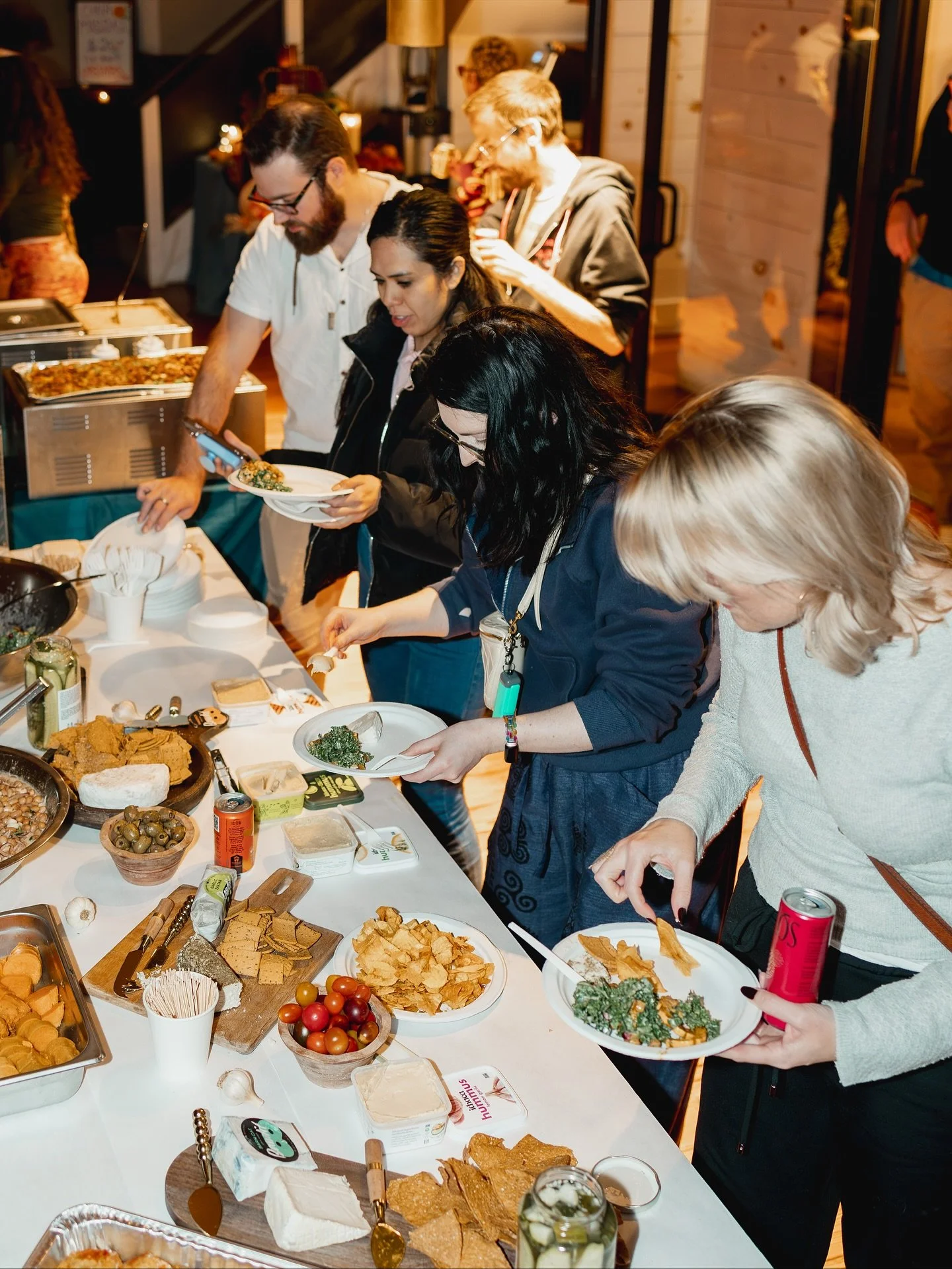 Juntos fundraiser vibes. 😎😎

@la.llamita.vegana 
@vamos_juntos_ 

#3580iql #phillyevents