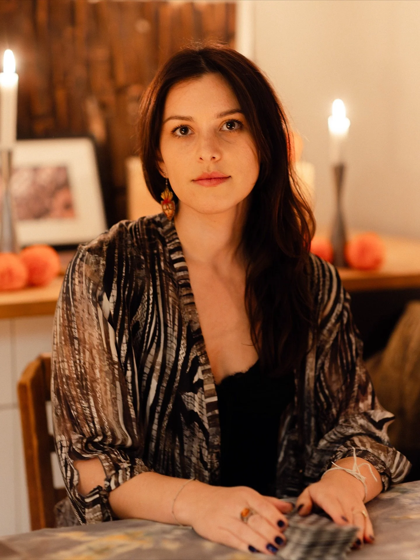 Thank you Katie for donating your tarot reading services to help raise funds for @vamos_juntos_ Katie will be rejoining us to lead a meditation and sound bath alongside @la.llamita.vegana serving up a delicious vegan, gluten free meal on 12/7. 🎟️ Ti