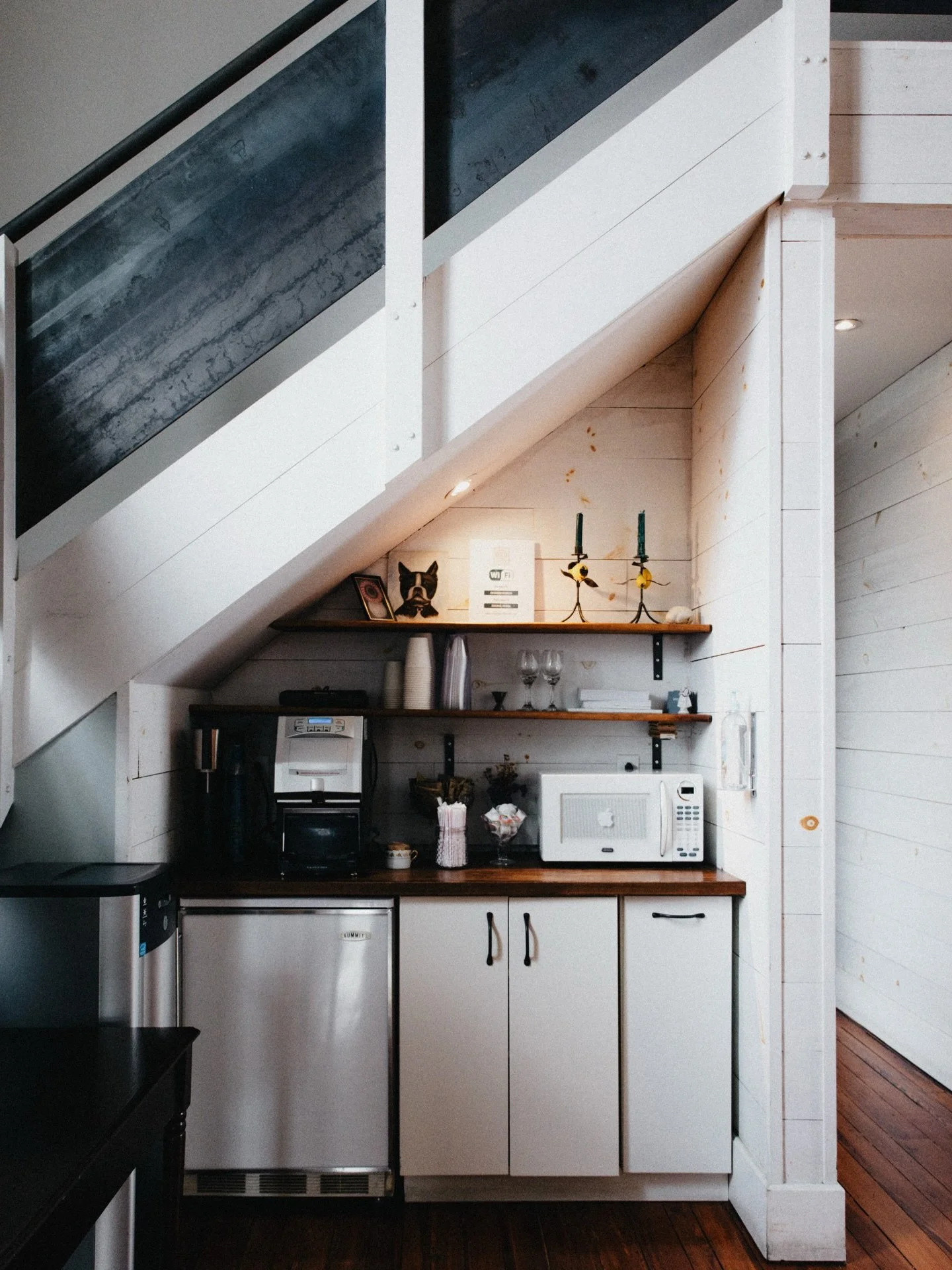 Our kitchenette keeps the day going. Complimentary coffee, tea and water for you and your clients. ☕️

#3580iql #phillycoworking #therapistoffice
