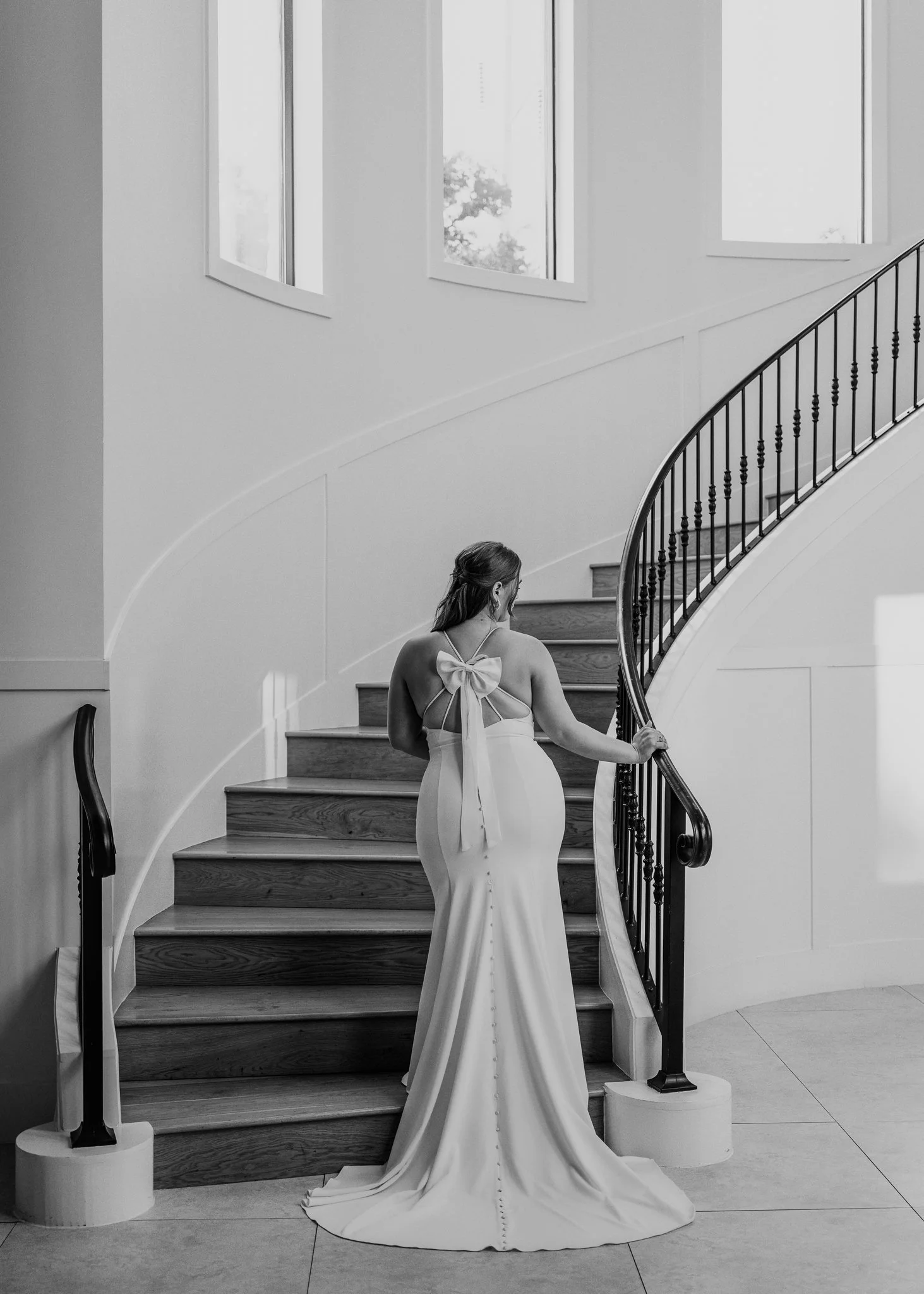 beautiful bride on a staircase at the preserve at canyon lake shot by photos by mkay wedding photography