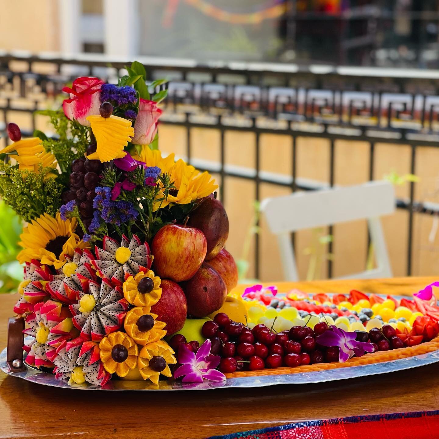 Beauty comes in many flavors, shapes and colors  @keemacafe deliciousness, Beauty and talent 👩&zwj;🎨 collide ! Let us know about your special occasion and let the magic 🪄 happen 🤤. 🎉💐 #fruitbouquet #keemacafe #fruitart #oldtownsandiego #sdfoodi