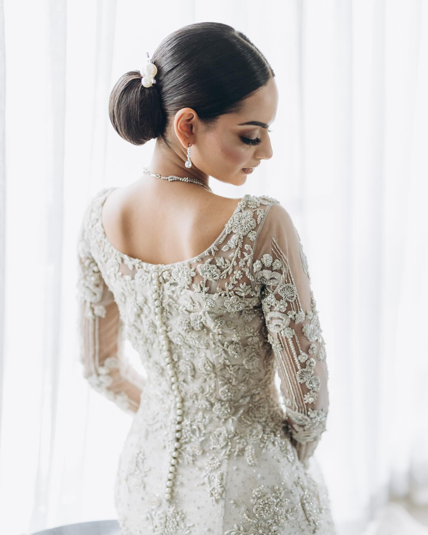 A M N A 🤍✨

&bull;
&bull;

Wedding Photography: @noazastudios 
Bride: @amnasjabri
Groom: @abduljabri
Planning: @yesminevents
Venue: @shadowbrooknj
Dress: @zuriador
Cinema: @marigoldmoments
MUA: @nishiartistry
Decor: @pyaareventsco 
DJ: @dnseventsolu