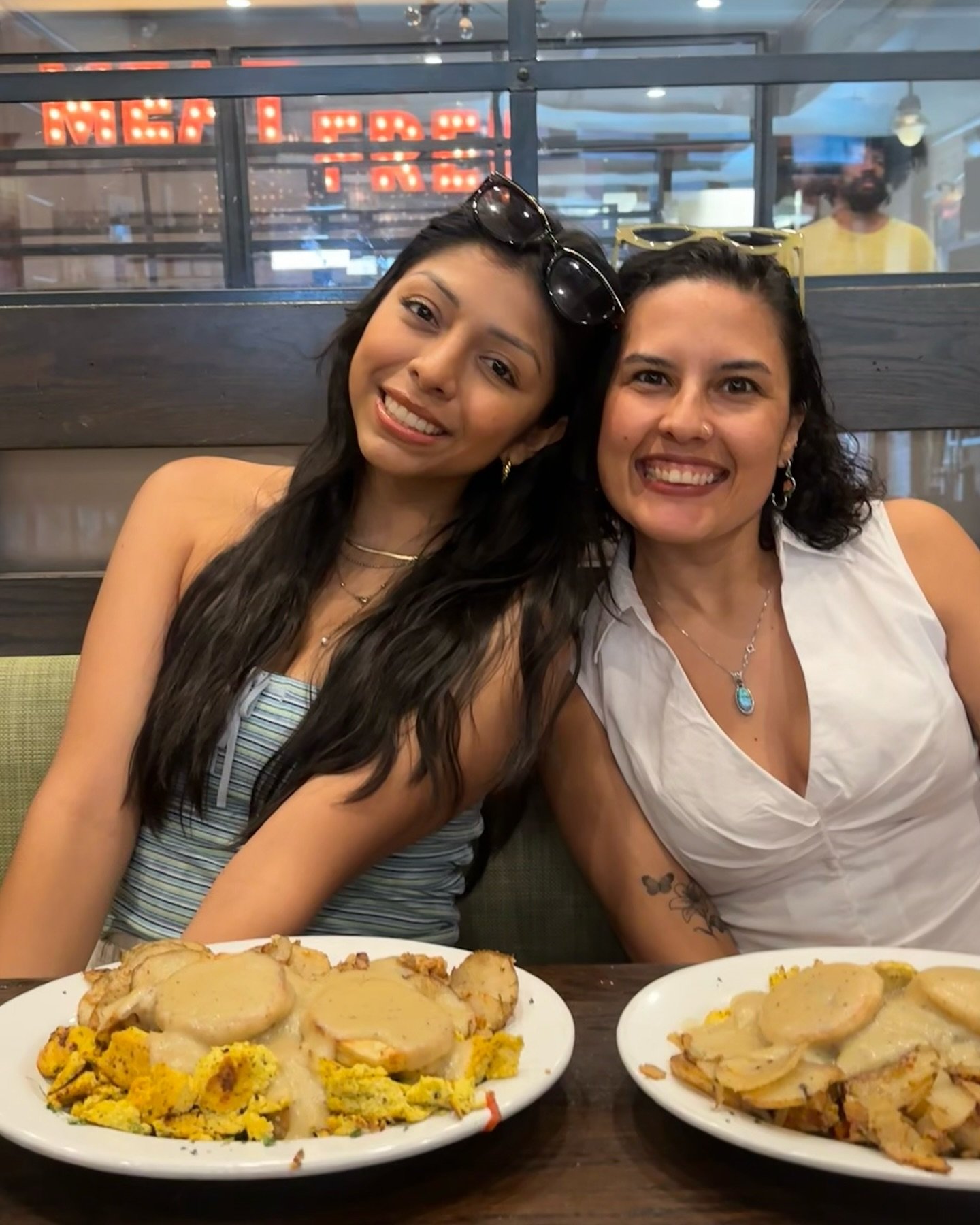 Chicago. vegan food, sightseeing, more good food &amp; laughs. 

🫶🏽🫶🏽 @danimalx13 @down.for.earth